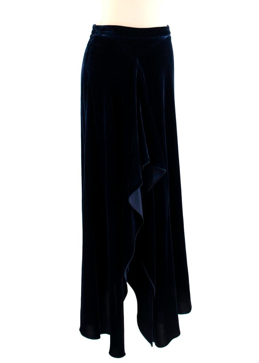 Roland Mouret Navy Haxby Draped Velvet midi skirt 


This 'Haxby' midi skirt is made from fluid velvet and has a high slit at the front framed by a draped ruffle. It's lined in lustrous silk that peeks out as you walk.


Material: 82% viscose, 8%