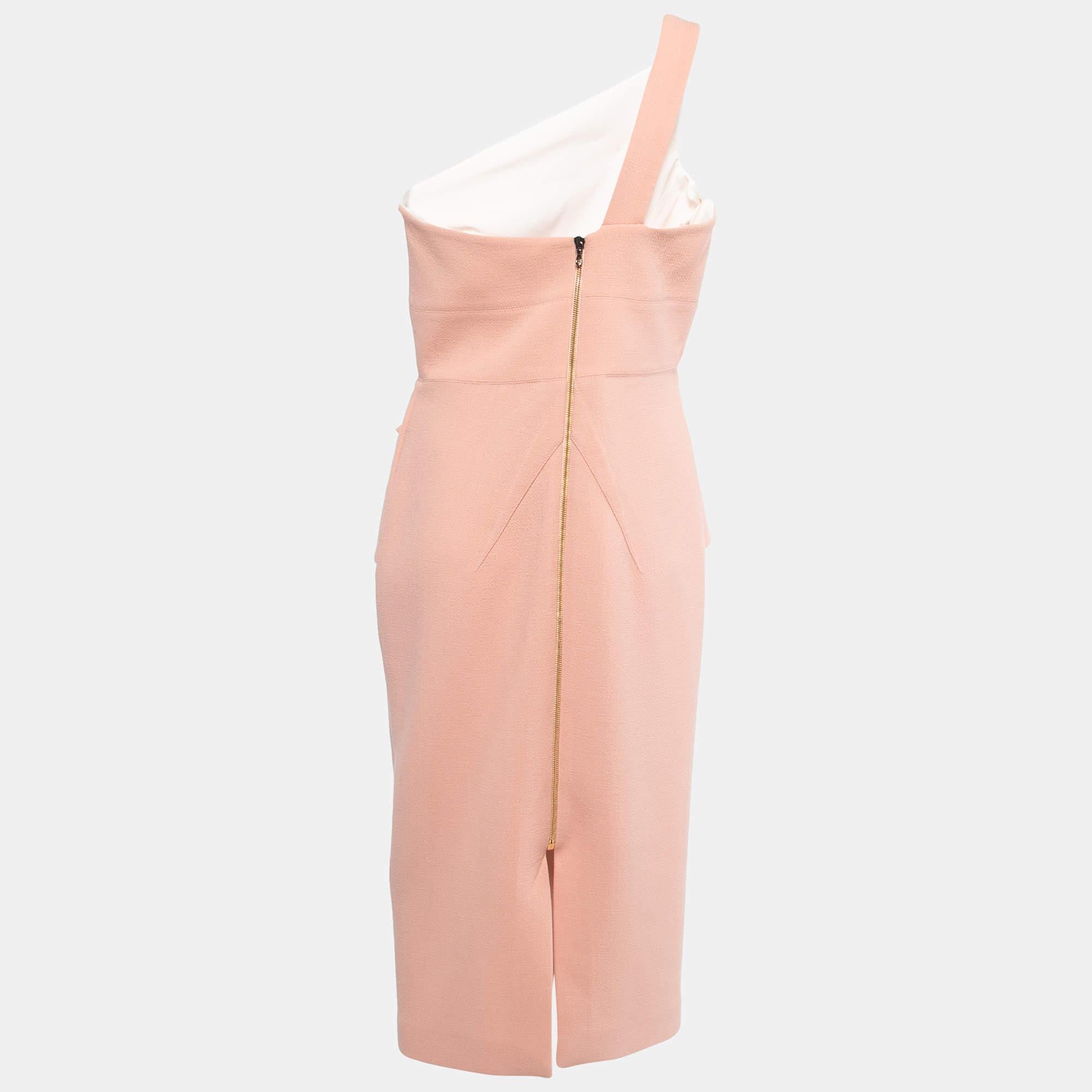 The fine artistry and the feminine silhouette of this Roland Mouret dress exhibit the label's impeccable craftsmanship in tailoring. It is stitched using wool, has a good fit, and can be easily styled with pumps as well as sandals.

