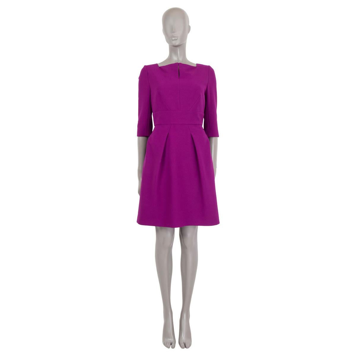 100% authentic Roland Mouret elbow-sleeve dress in purple wool blend (100%) missing tag. Features a split-neck and two pockets on the sides. Opens with a gold tone zipper on the back. Unlined. Has been worn and is in excellent