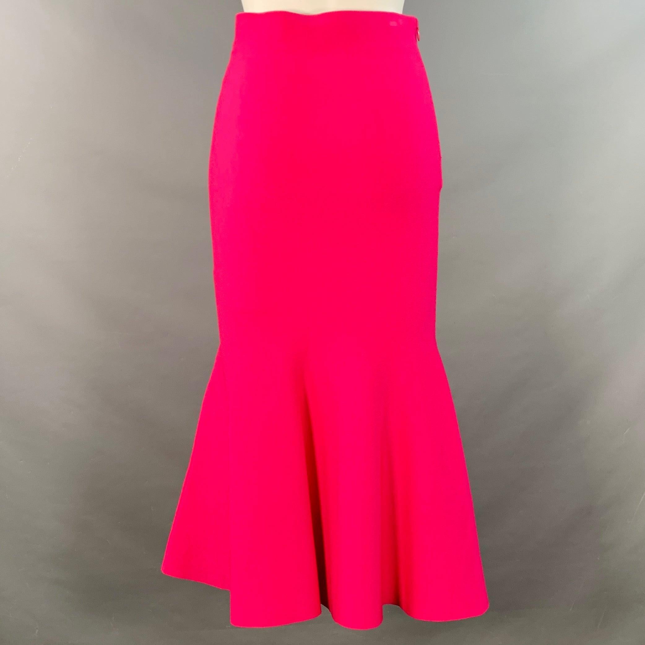 ROLAND MOURET Midirock
in einer pinkfarbenen Viskosemischung mit geriffeltem Saum und seitlichem Reißverschluss.Ausgezeichneter gebrauchter Zustand. 

Markiert:   FR 38 

Abmessungen: 
  Taille: 27 Zoll Hüfte: 29 - 34 Zoll Länge: 33 Zoll 
  
  
