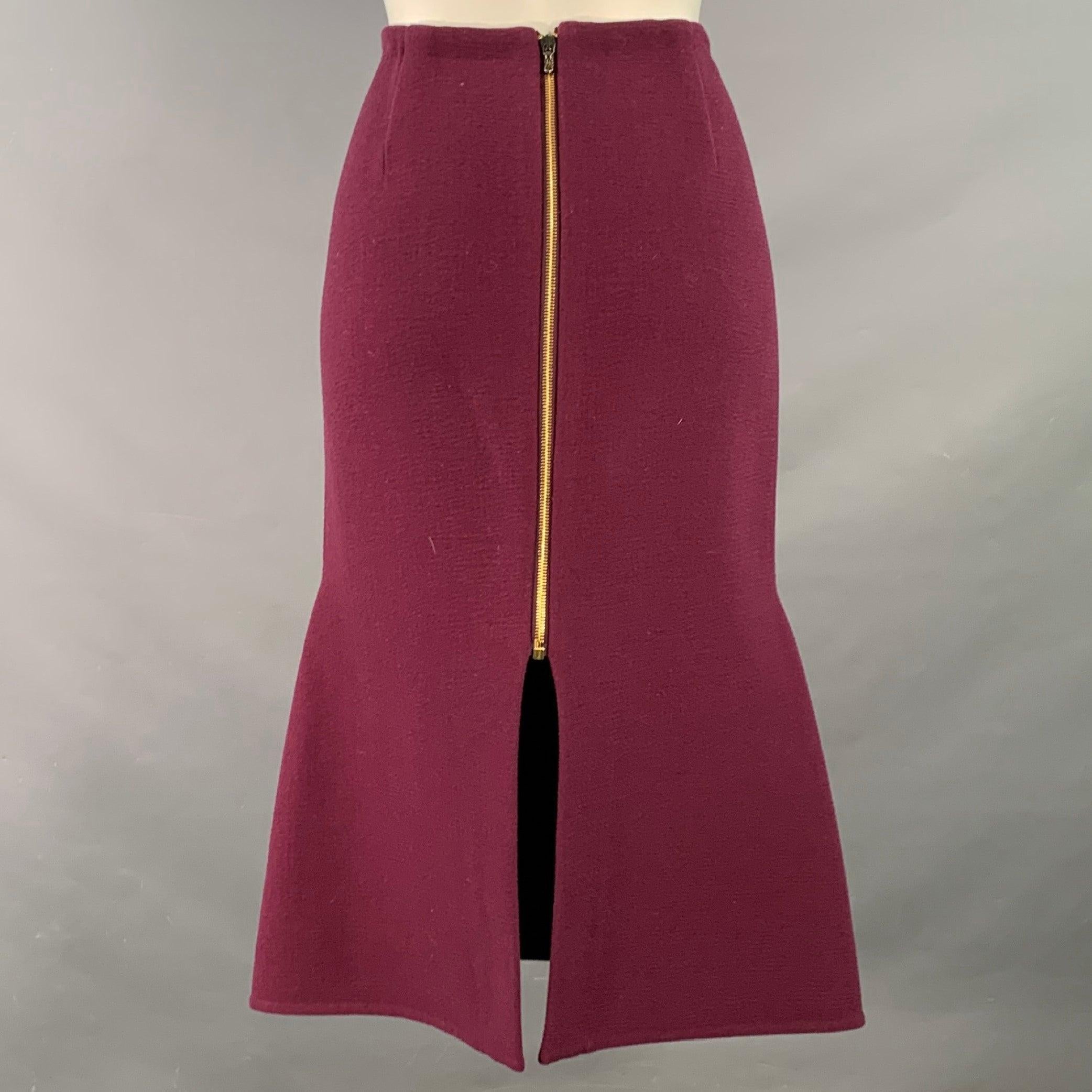 Jupe ROLAND MOURET
en laine vierge bordeaux mélangée extensible, avec ceinture élastique, empiècements latéraux et fermeture à glissière au dos.Excellent état d'occasion. 

Marqué :   FR 40 

Mesures : 
  Taille : 31 - 34 pouces Hanche : 36 pouces