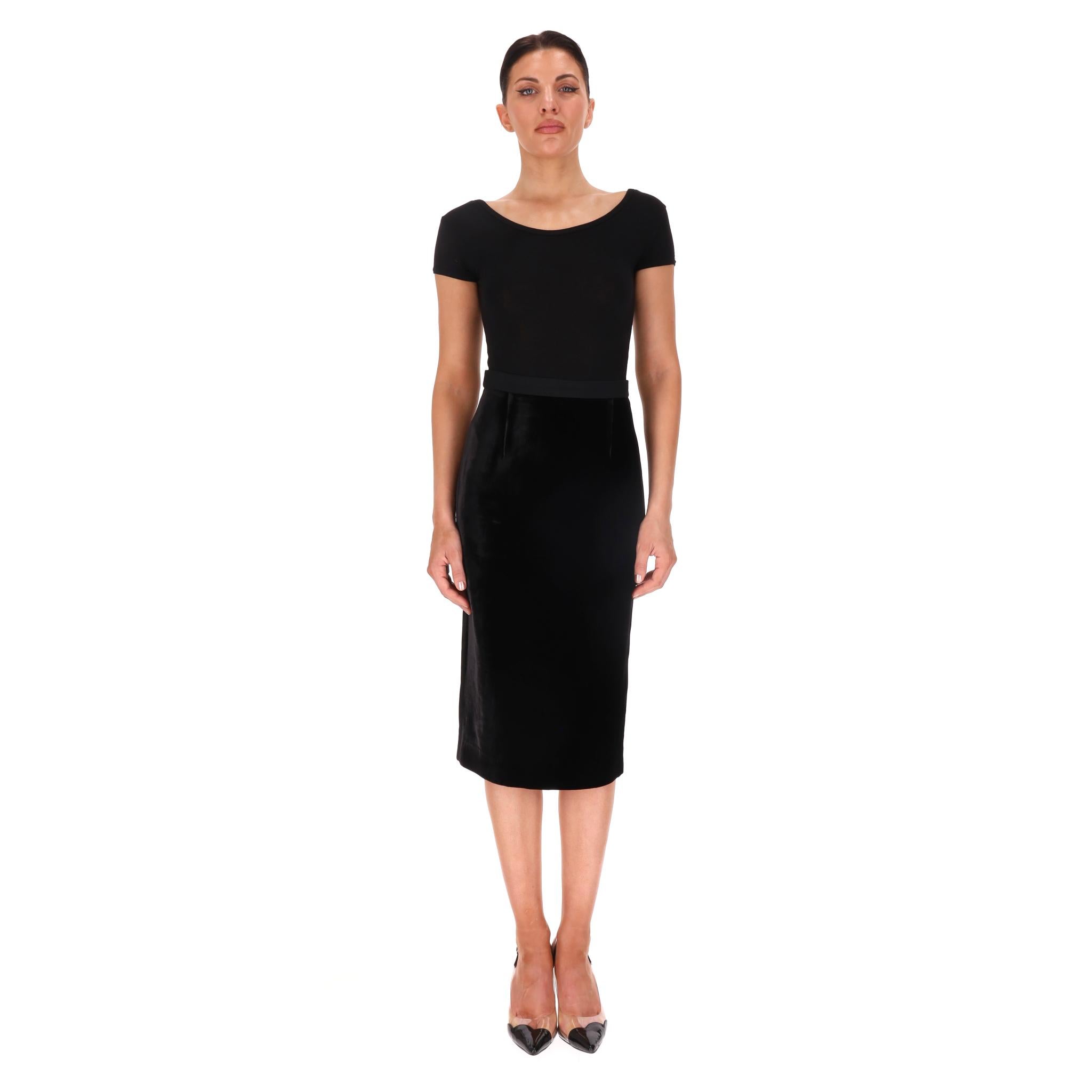Roland Mouret Falda lápiz de terciopelo y seda

Falda lápiz de terciopelo negro con cierre de cremallera a la vista en la espalda.

Precio aprox. 380

Talla - 10UK

Estado - Muy bueno (Pequeña marca en el forro)

Composición - 82% Viscosa, 18% Seda
