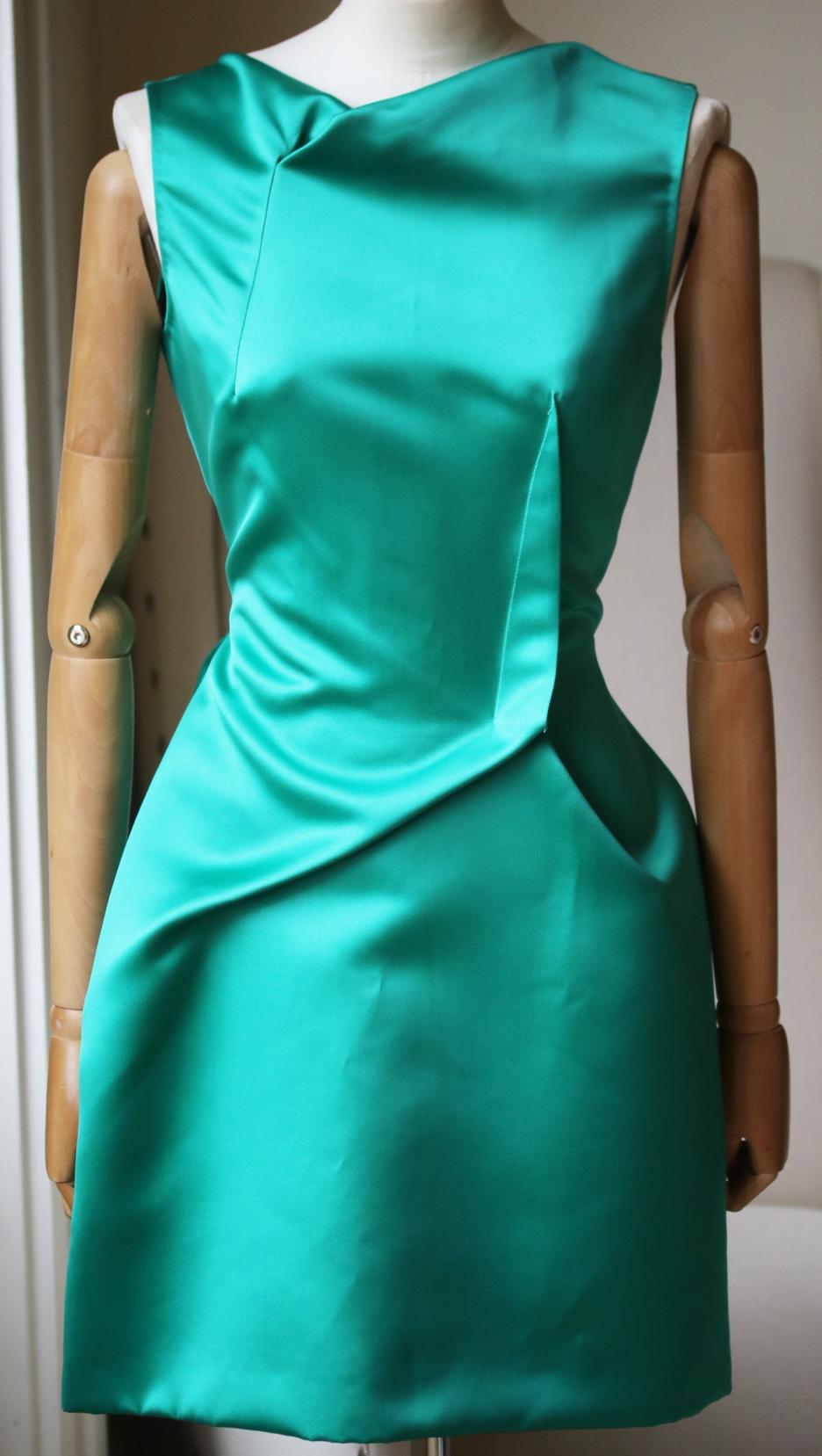 Crafted from smooth satin, it has softly tailored folds that create a flattering, contoured shape. Jade satin. Zip fastening through back. 100% polyester. 

Size: UK 12 (US 8, FR 40, IT 44)

Condition: As new condition, no sign of wear.