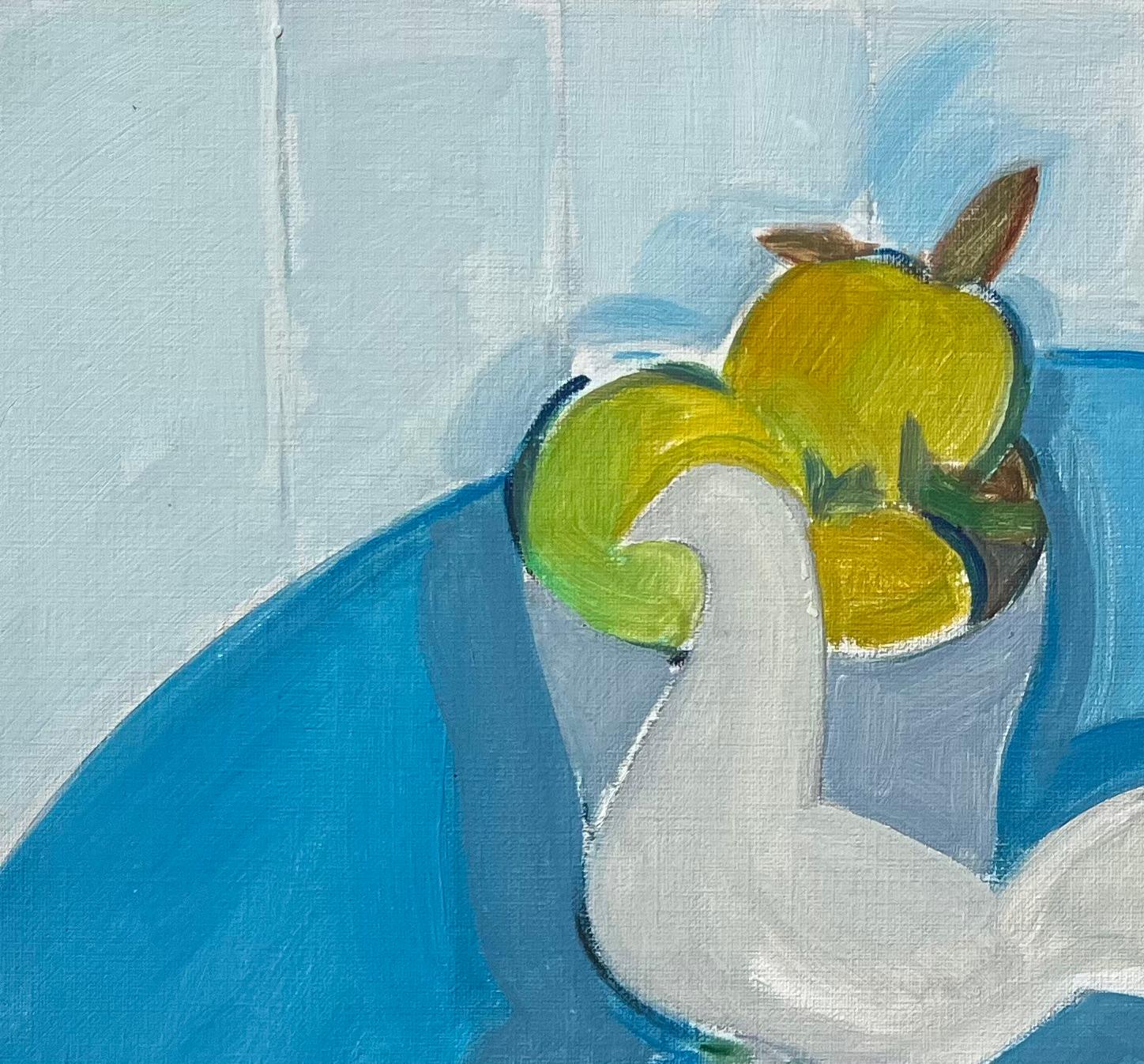 Natura morta astratta originale ad olio con colomba e fruttiera su un tavolo blu - Abstract Painting Grigio di Roland Pichard