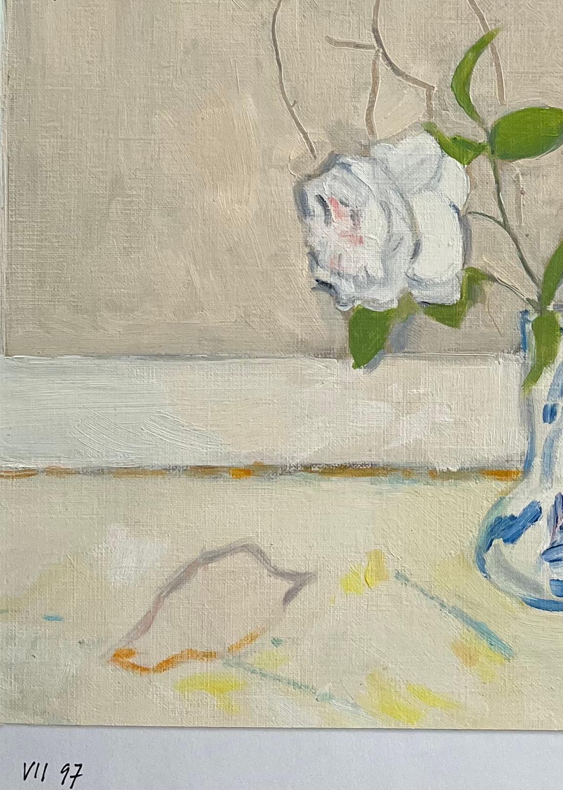 Pintura al óleo original de una rosa en un jarrón sobre una mesa y un retrato desnudo - Abstract Painting Beige de Roland Pichard