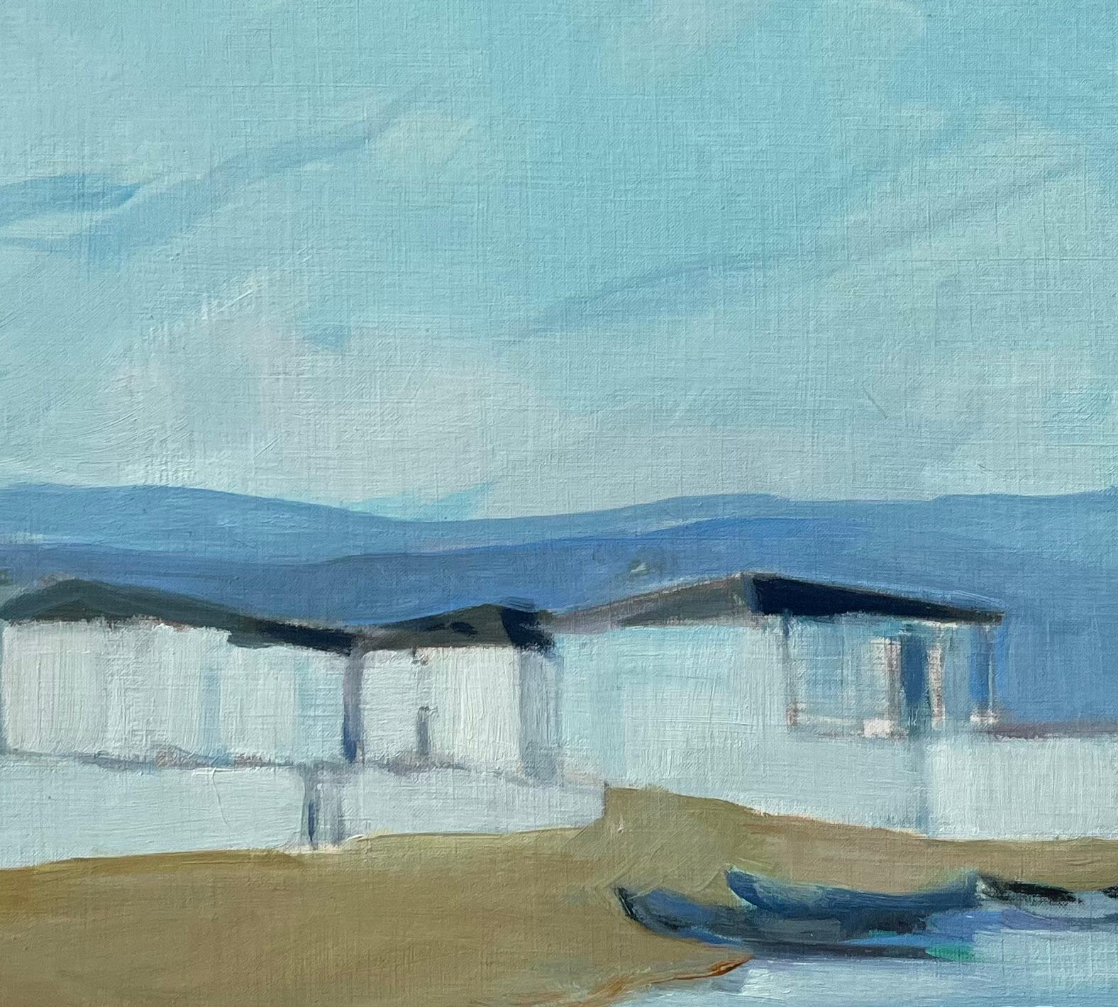 Pintura al óleo original de casitas costeras con barcas a lo largo de una costa tranquila - Landscape Painting Azul de Roland Pichard