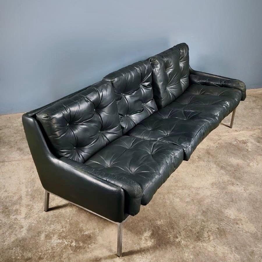 Neuer Bestand ✅

Roland Rainer Bauhaus für WK Möbel Vienna Dunkelgrünes Leder 3-Sitzer Sofa

Ein vom Bauhaus inspiriertes dunkelgrünes 3-Sitzer-Sofa aus den späten 1950er, möglicherweise frühen 1960er Jahren von Roland Rainer für WK Möbel in Wien,