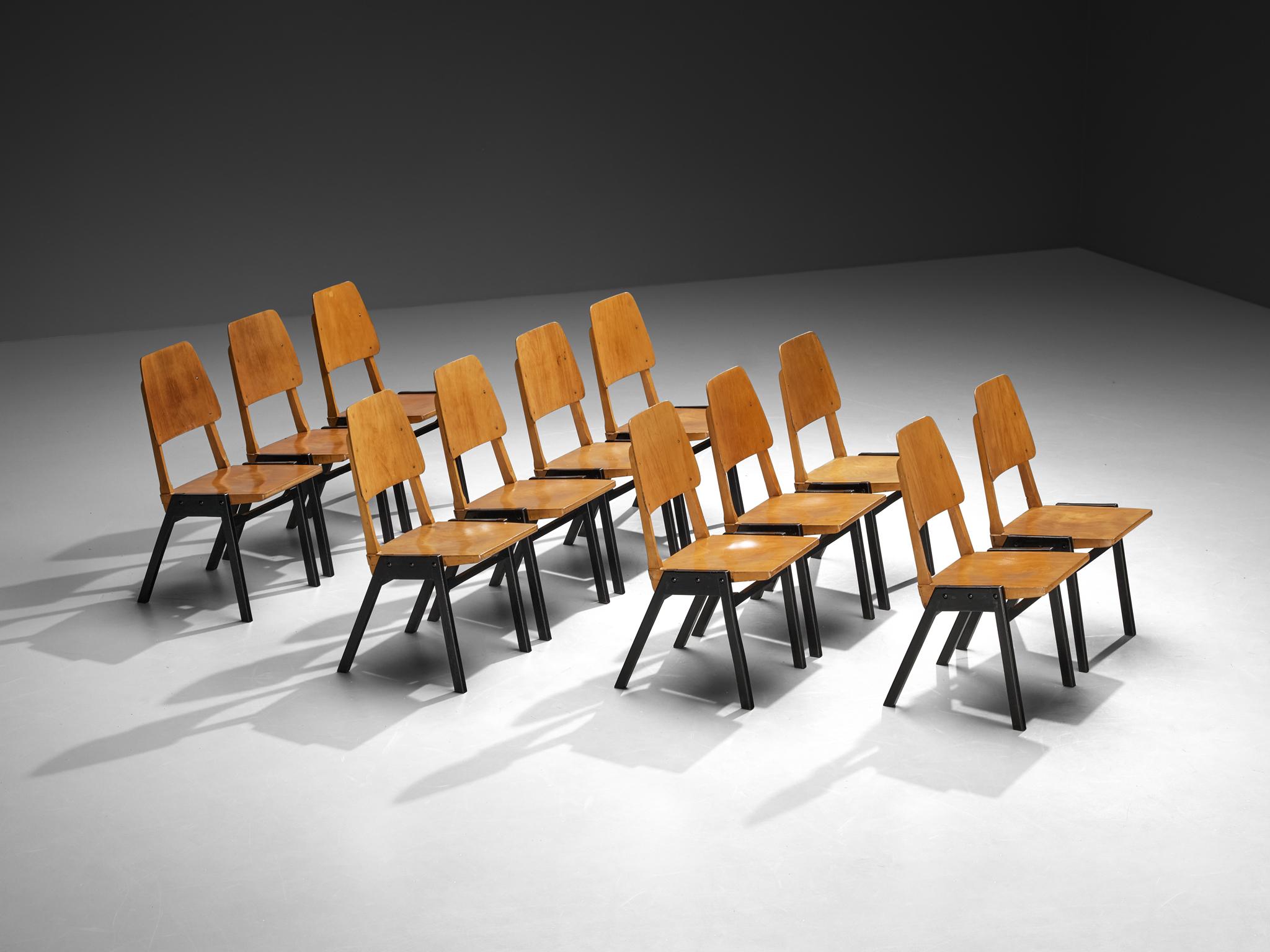 Roland Rainer, sedie da pranzo, faggio tinto, faggio laccato, Austria, anni '50

Queste sedie da pranzo hanno un design minimalista, caratterizzato da uno stile costruttivo aperto con enfasi sui dettagli costruttivi. L'abbinamento del legno biondo