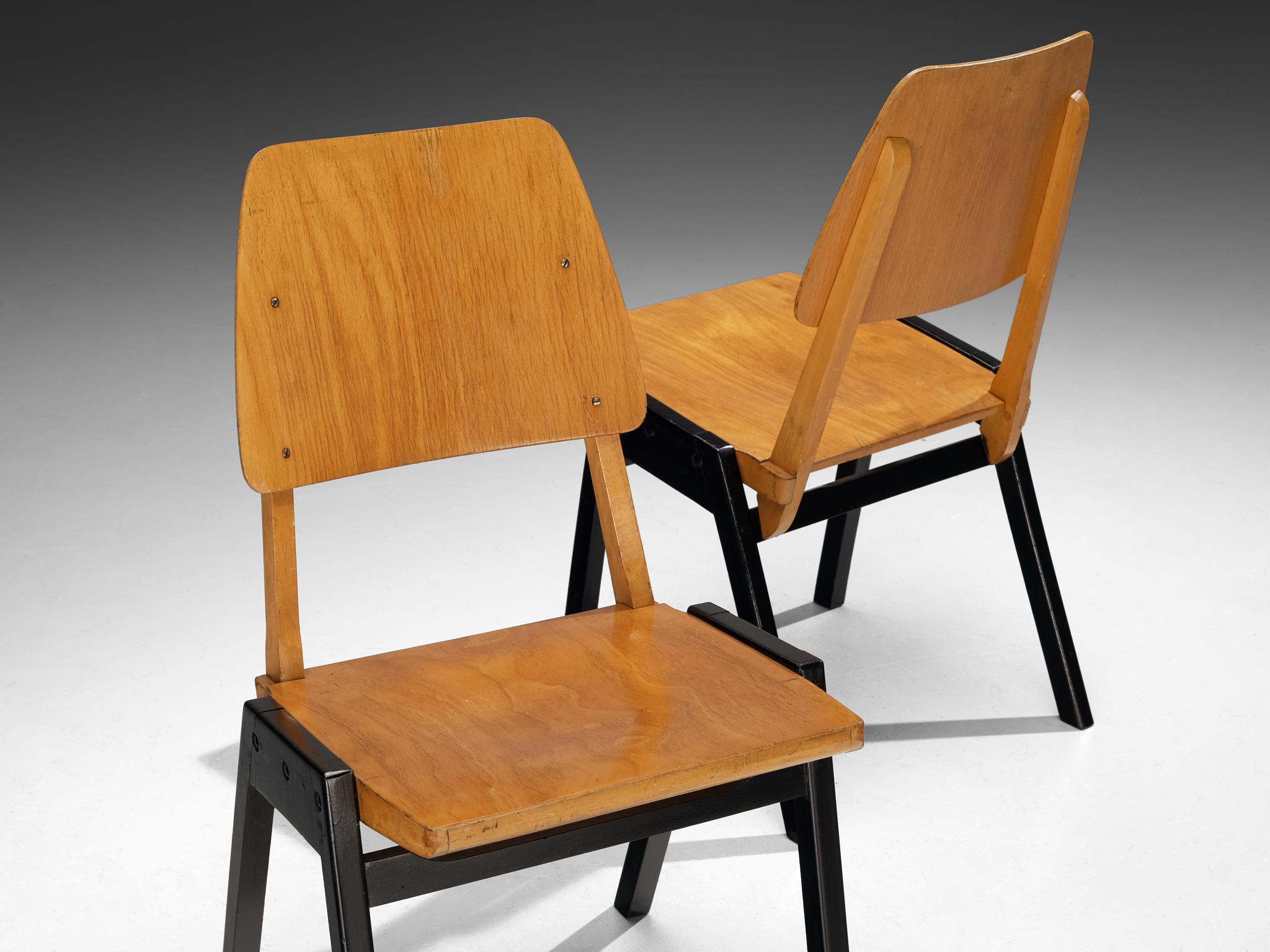 Roland Rainer, chaises de salle à manger, hêtre teinté, hêtre laqué, Autriche, années 1950

Ces chaises de salle à manger ont un design minimaliste, se distinguant par un style de construction ouvert mettant l'accent sur les détails constructifs.
