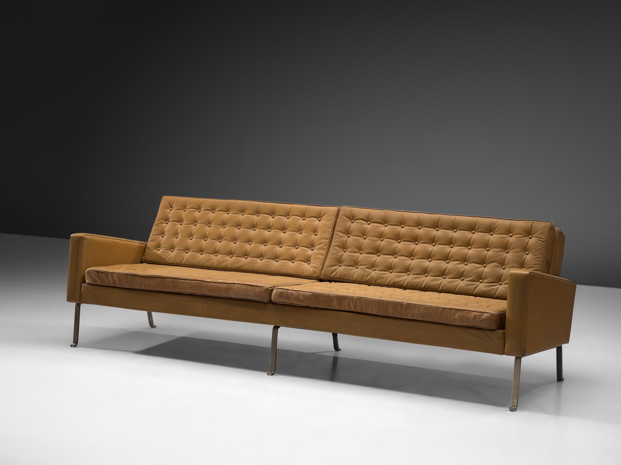 Roland Rainer für Wilkhahn, Sofa, Leder, Metall, Deutschland, 1960er Jahre

Modernes viersitziges Sofa von Roland Rainer. Dieses große Sofa besticht durch sein außergewöhnliches Design, das gleichzeitig klar und warm ist. Das Metallgestell trägt