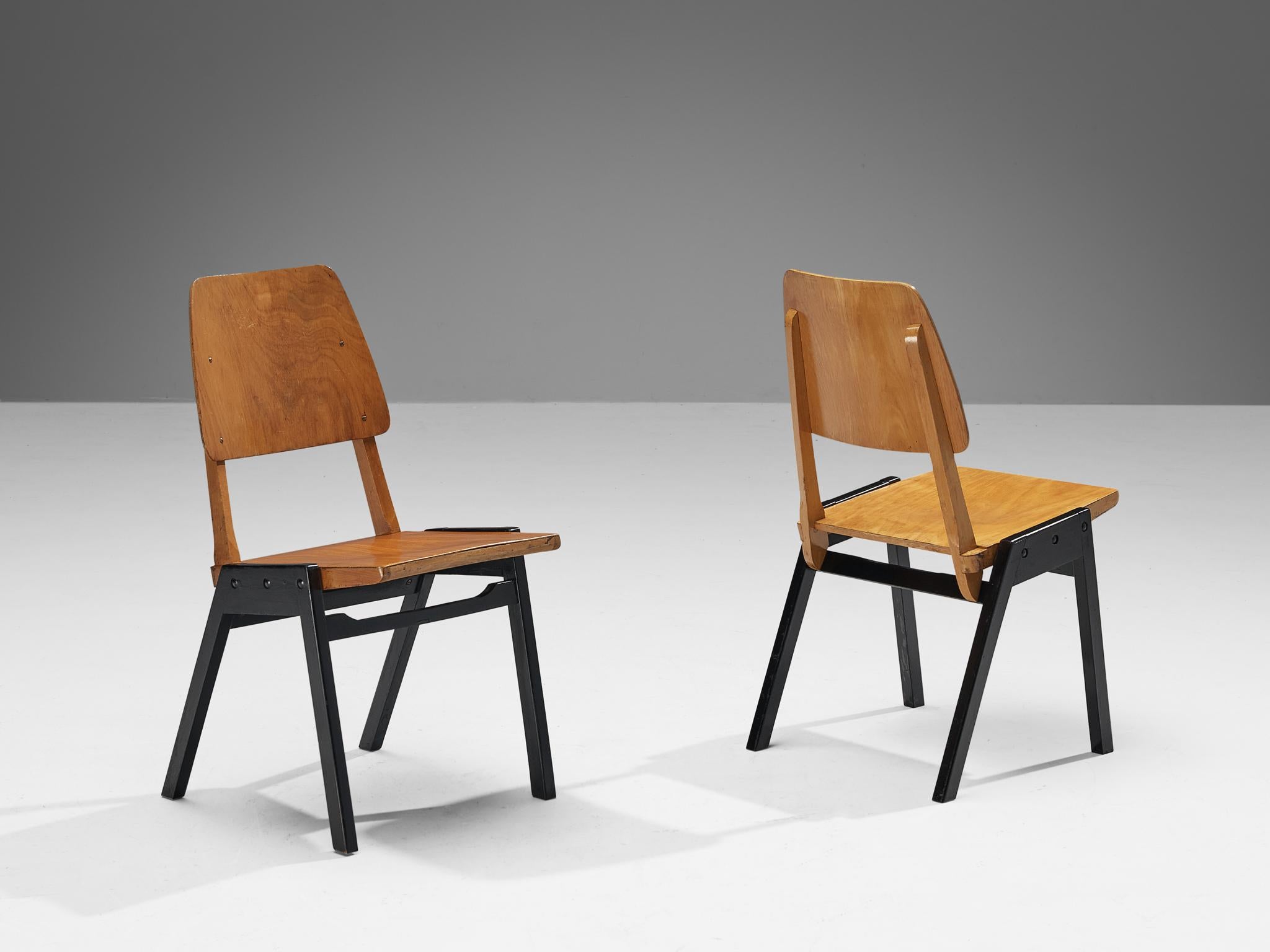 Roland Rainer, Paar Esszimmerstühle, Buche gebeizt, Buche lackiert, Österreich, 1950er Jahre.

Diese Esszimmerstühle haben ein minimalistisches Design, das sich durch eine offene Bauweise mit Betonung auf konstruktive Details auszeichnet. Die