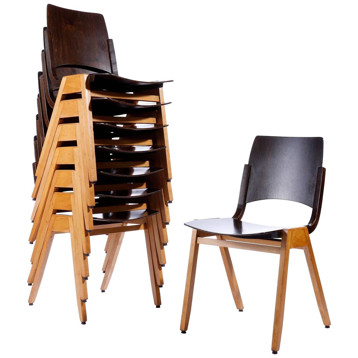 Un ensemble de huit chaises empilables conçues par le professeur Roland Rainer (1910-2004) en 1952 et fabriquées par Emil & Alfred Pollak, Vienne.
Roland Rainer a utilisé ces chaises pour l'hôtel de ville de Vienne 