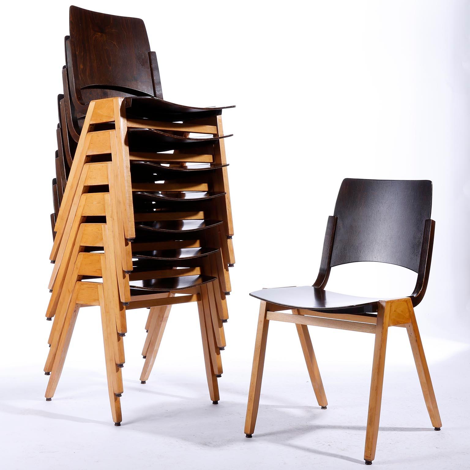 Un ensemble de quatre chaises empilables conçues par le professeur Roland Rainer (1910-2004) en 1952 et fabriquées par Emil & Alfred Pollak, Vienne.
Roland Rainer a utilisé ces chaises pour l'hôtel de ville de Vienne 