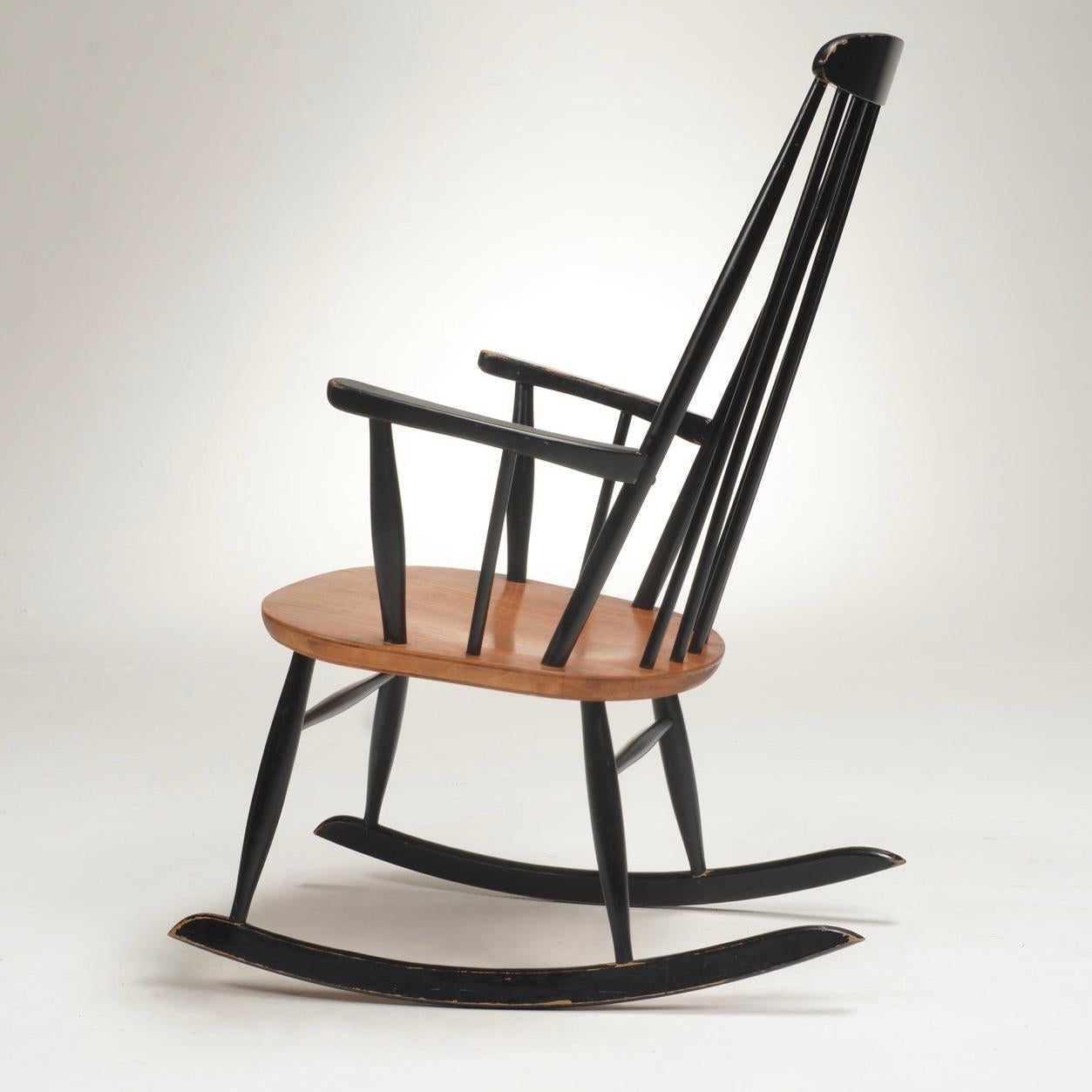 Fauteuil à bascule conçu par Roland Rainer pour Hagafors Stolfabrik.  La chaise est fabriquée en bois de teck avec un dossier laqué noir. 