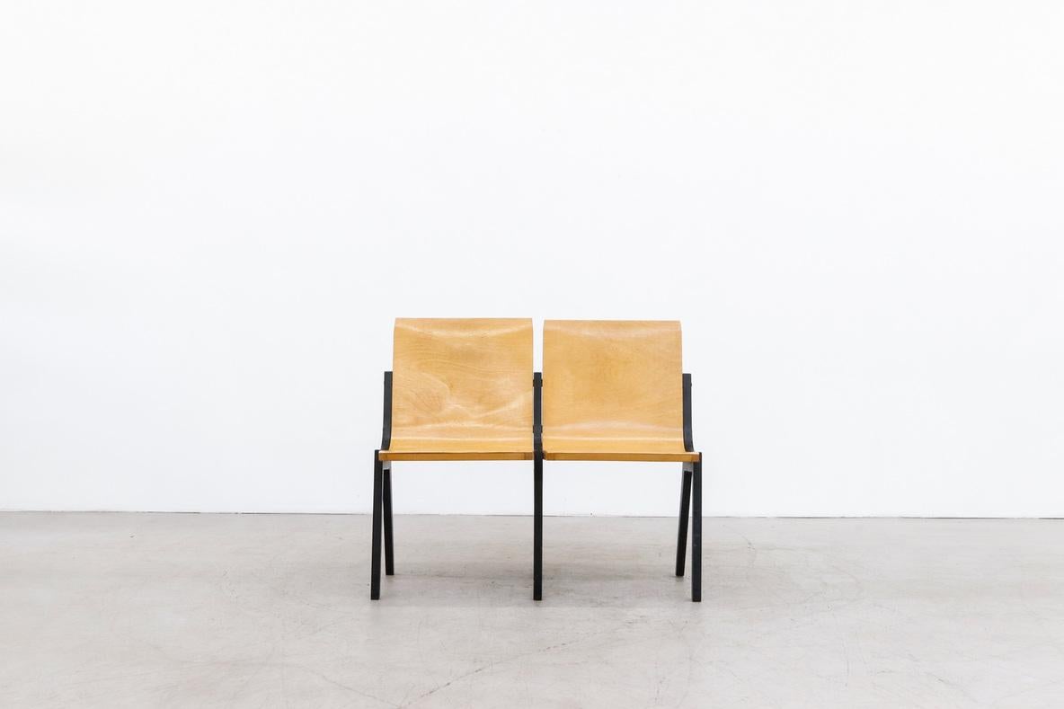 Banc 2 places Roland Rainer avec assise en contreplaqué de hêtre cintré et pieds en bois noir provenant d'une Churcheche hollandaise. Légèrement restaurée, elle présente une patine visible et des signes d'usure correspondant à son âge et à son