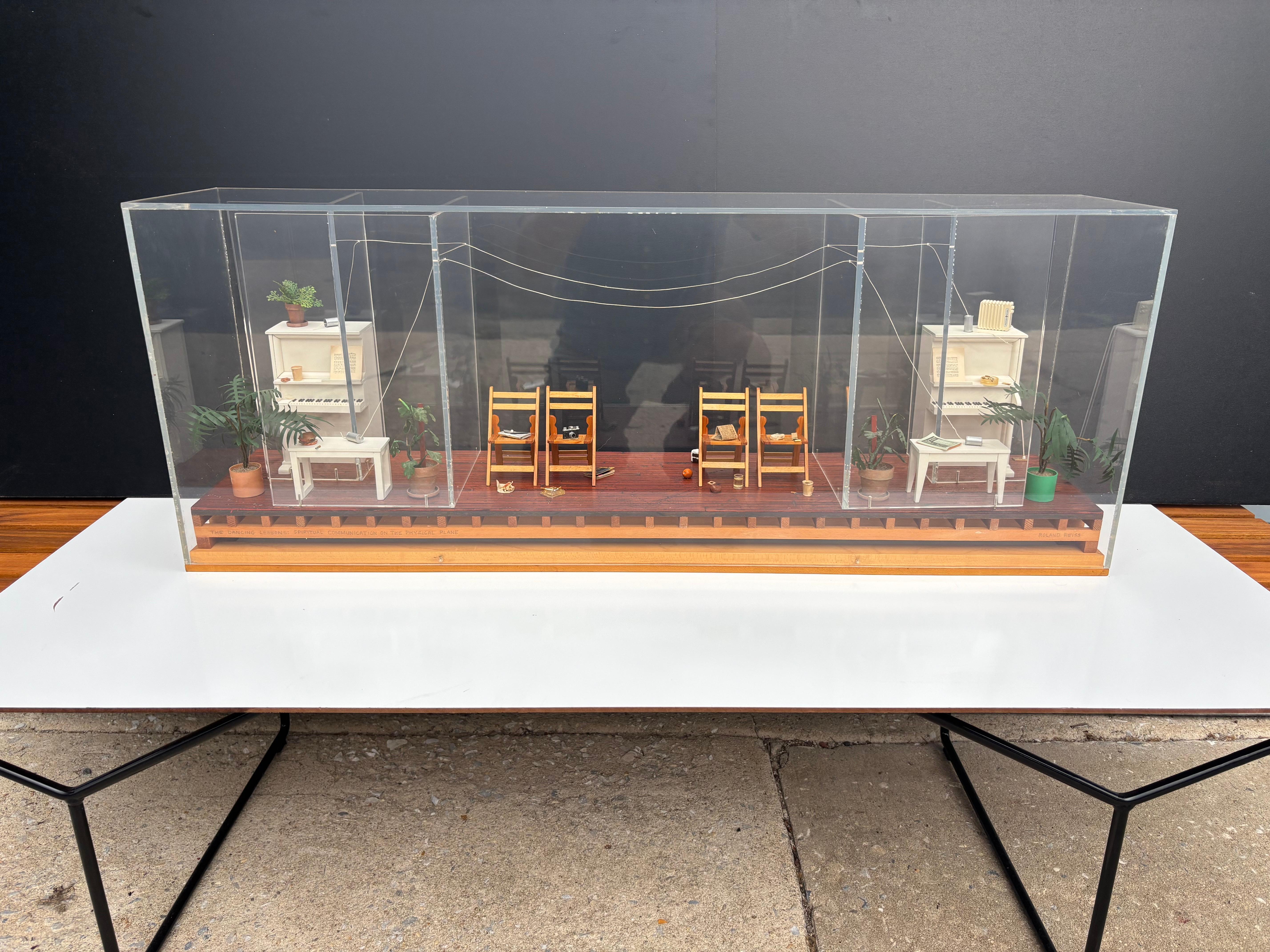 Roland Reiss, 1929- 2020.  Die tanzenden Lektionen: Spirituelle Kommunikation auf der physischen Ebene, 1977.  Diorama aus gemischten Medien in einem Lucite-Koffer.  Signiert und betitelt mit Bleistift unten links und am rechten Rand.

In der Reihe