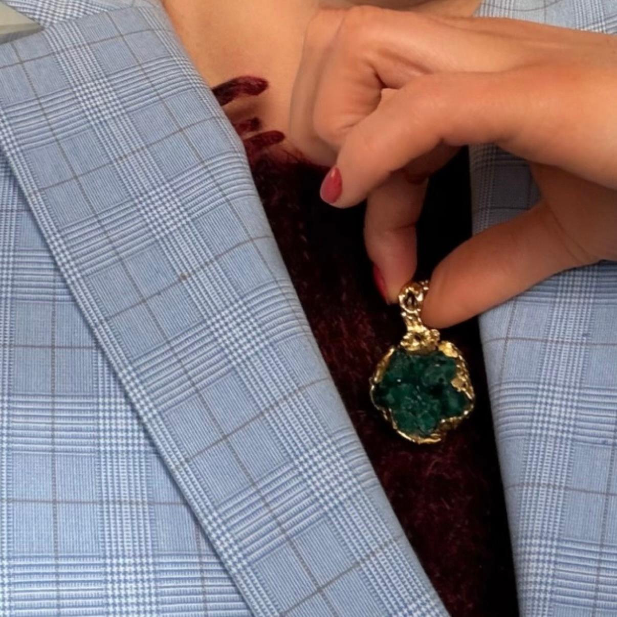 Roland Schad Pendentif émeraude brute en or 18ct en vente 6