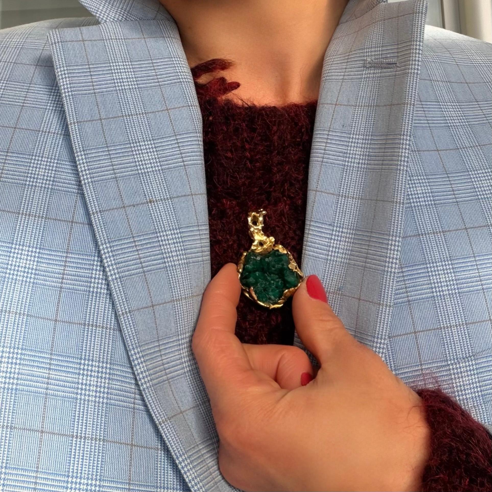 Roland Schad Pendentif émeraude brute en or 18ct en vente 7