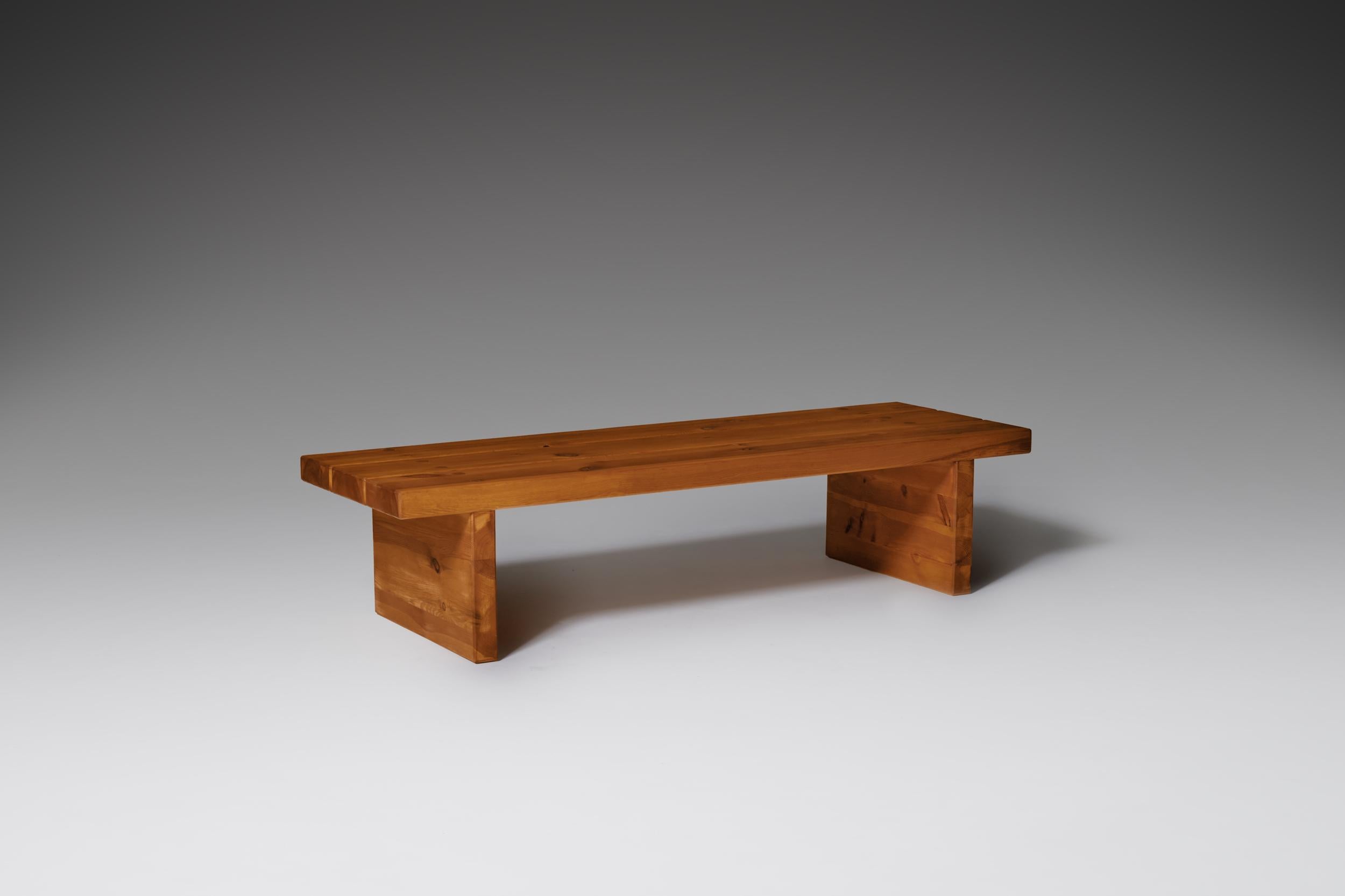 Scandinavian midcentury modern bench or coffee table in solid pine by Roland Wilhelmsson, Sweden, 1970s. The top consist out of 3 sturdy slets that feature simplistic but well-crafted wood joints. A remarkable solid and sturdy piece with a beautiful