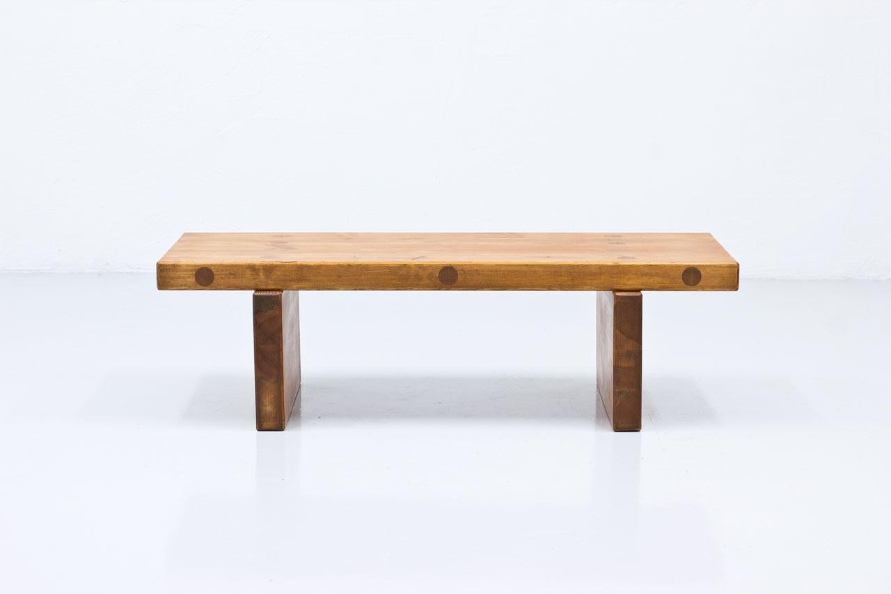 “Bamse” coffee table / bench designed by
Roland Wilhelmsson. Manufactured by
Karl Andersson & Söner in Sweden during
the 1970s. Solid pine with exposed joints.