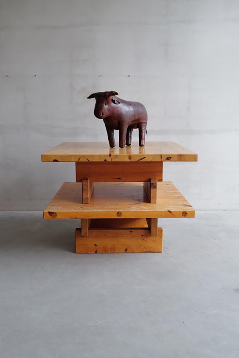 Grande table basse carrée en pin massif, fabriquée par Roland Wilhelmsson dans les années 1970.  

Un objet idéal pour un intérieur intemporel. Le travail de Wilhelmsson se caractérise par des lignes épurées et une esthétique scandinave qui met