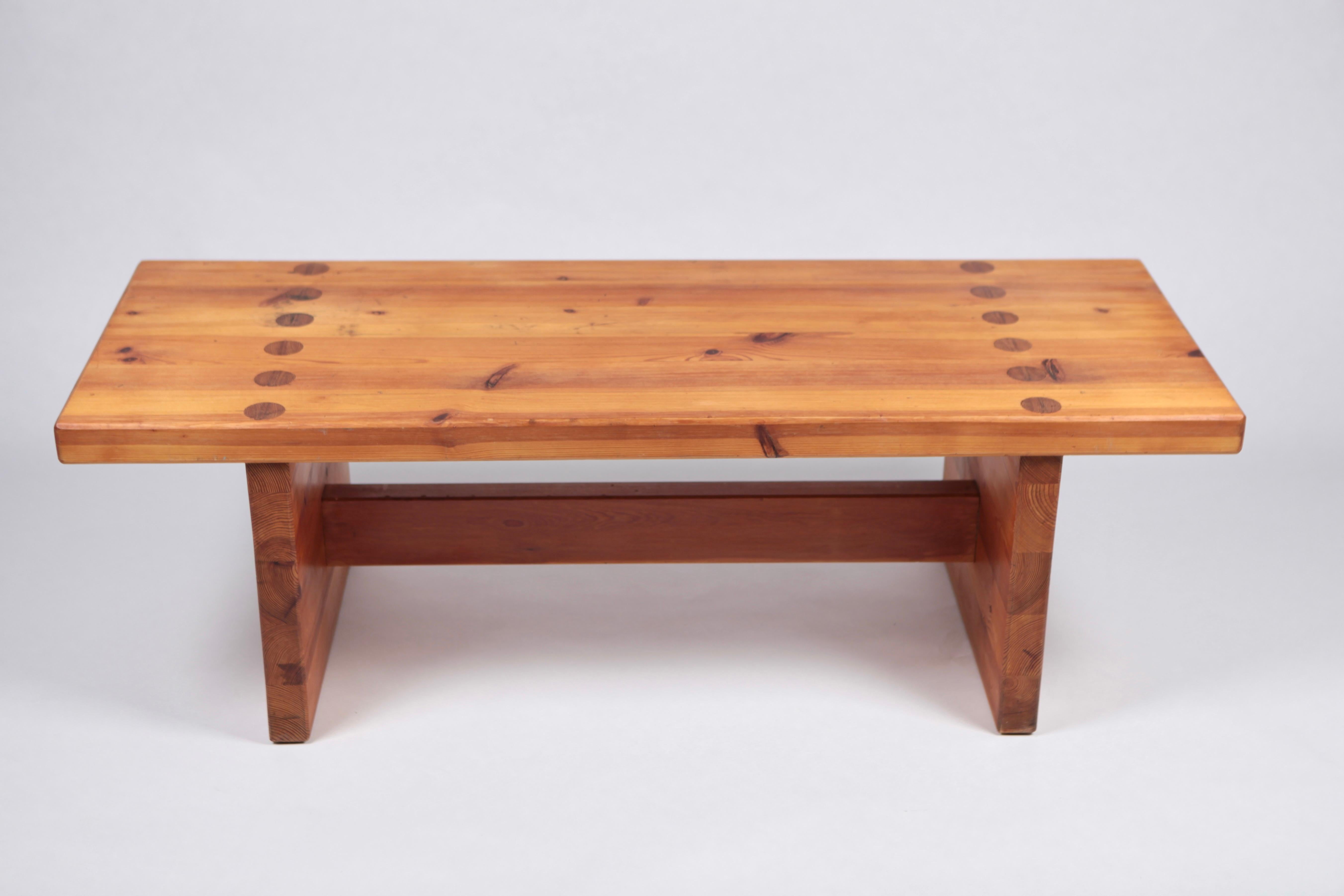 A timeless Scandinavian Modern bench or coffee table in solid thick pine by Roland Wilhelmsson, executed in Sweden, 1970.
Characteristic visible wood joints and great craftsmanship.
Excellent vintage condition.



  