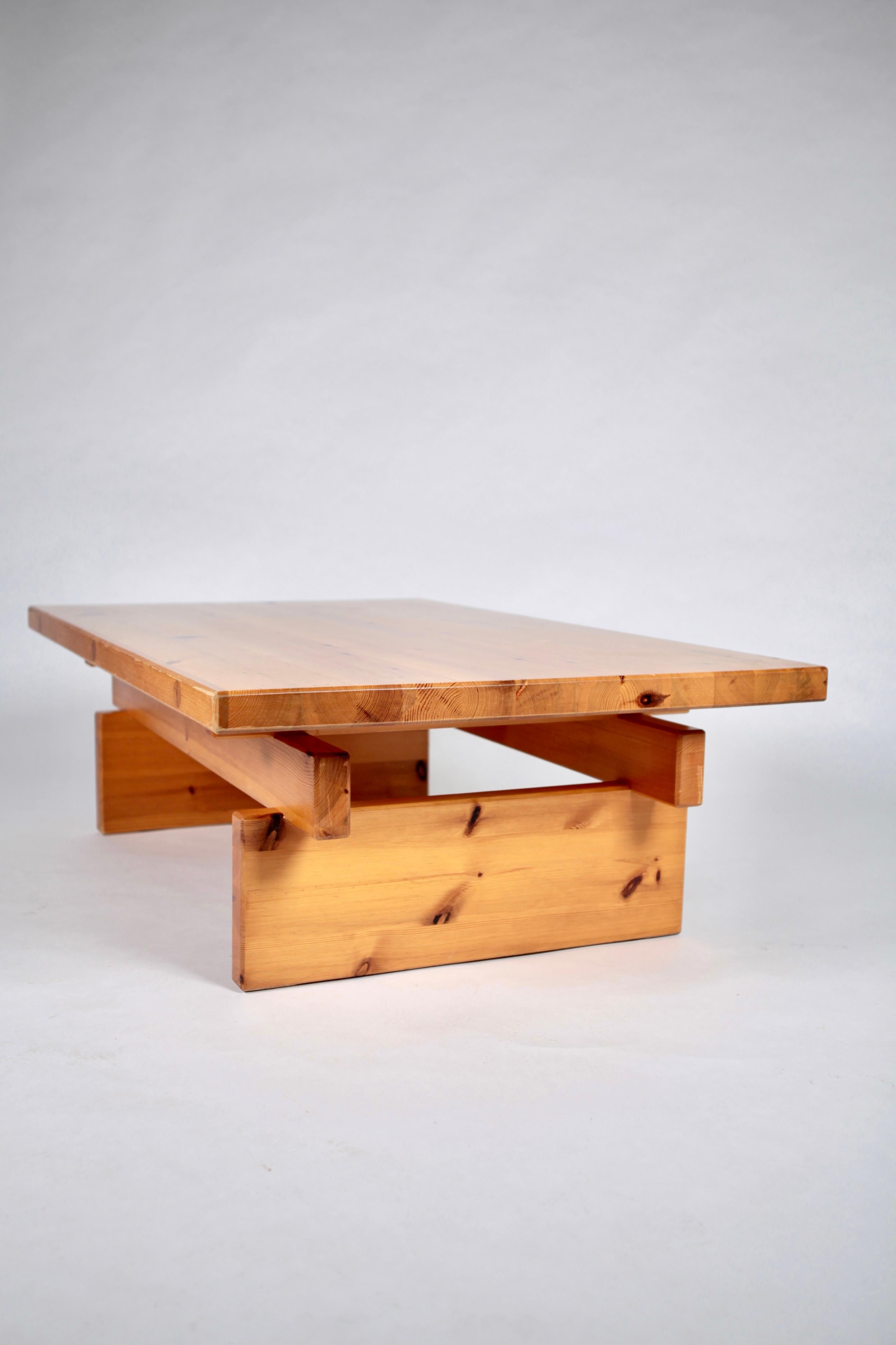 Table basse en pin massif Roland Wilhelmsson, exécutée par Timmermannen, 1973 en vente 4