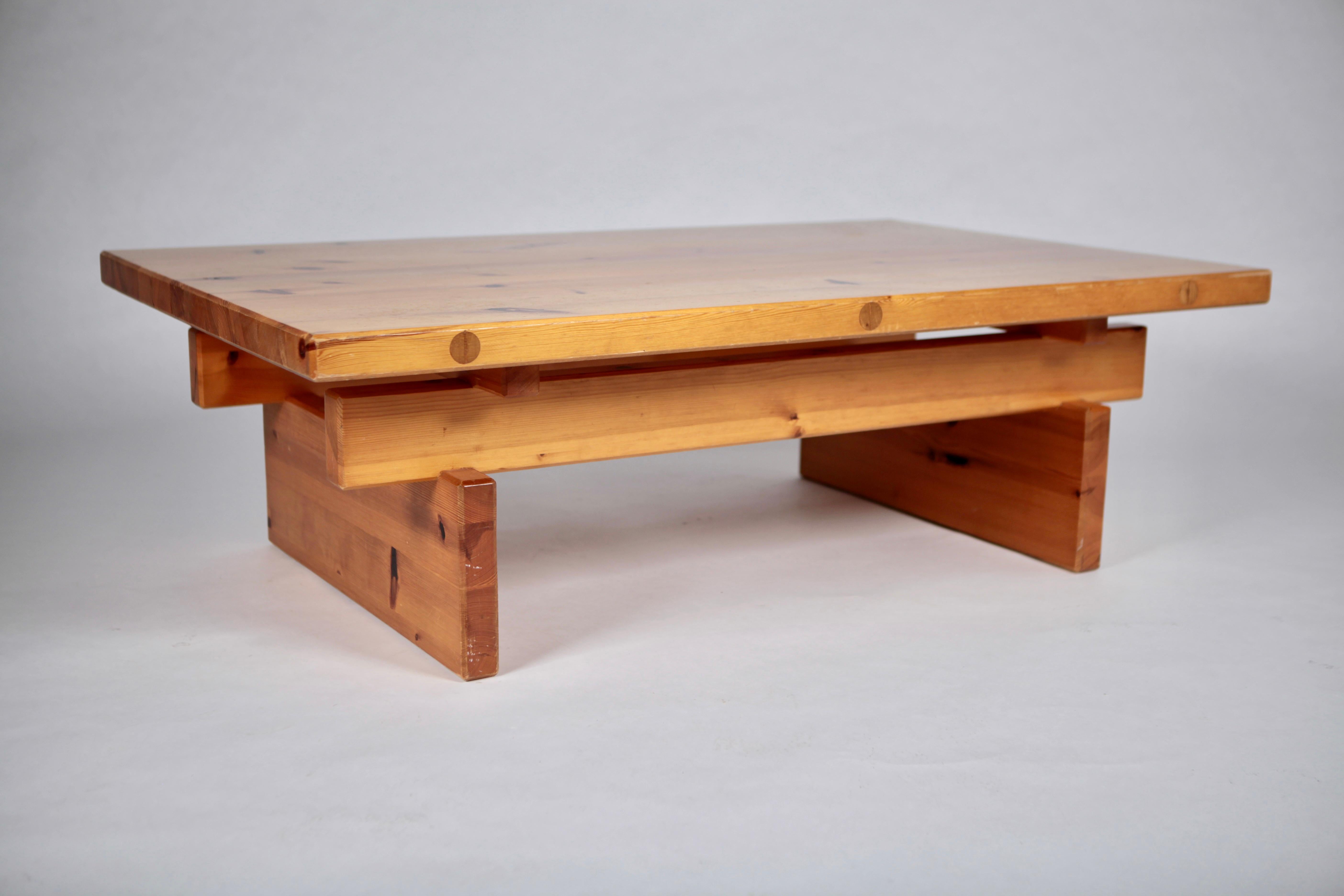 Roland Wilhelmsson, rare coffee or cocktail table in solid pine, executed by Timmermannen in Sweden, 1973.
The table remains in the original condition with very small signs of use.
Extremely sturdy and solid construction.
Great example of modern