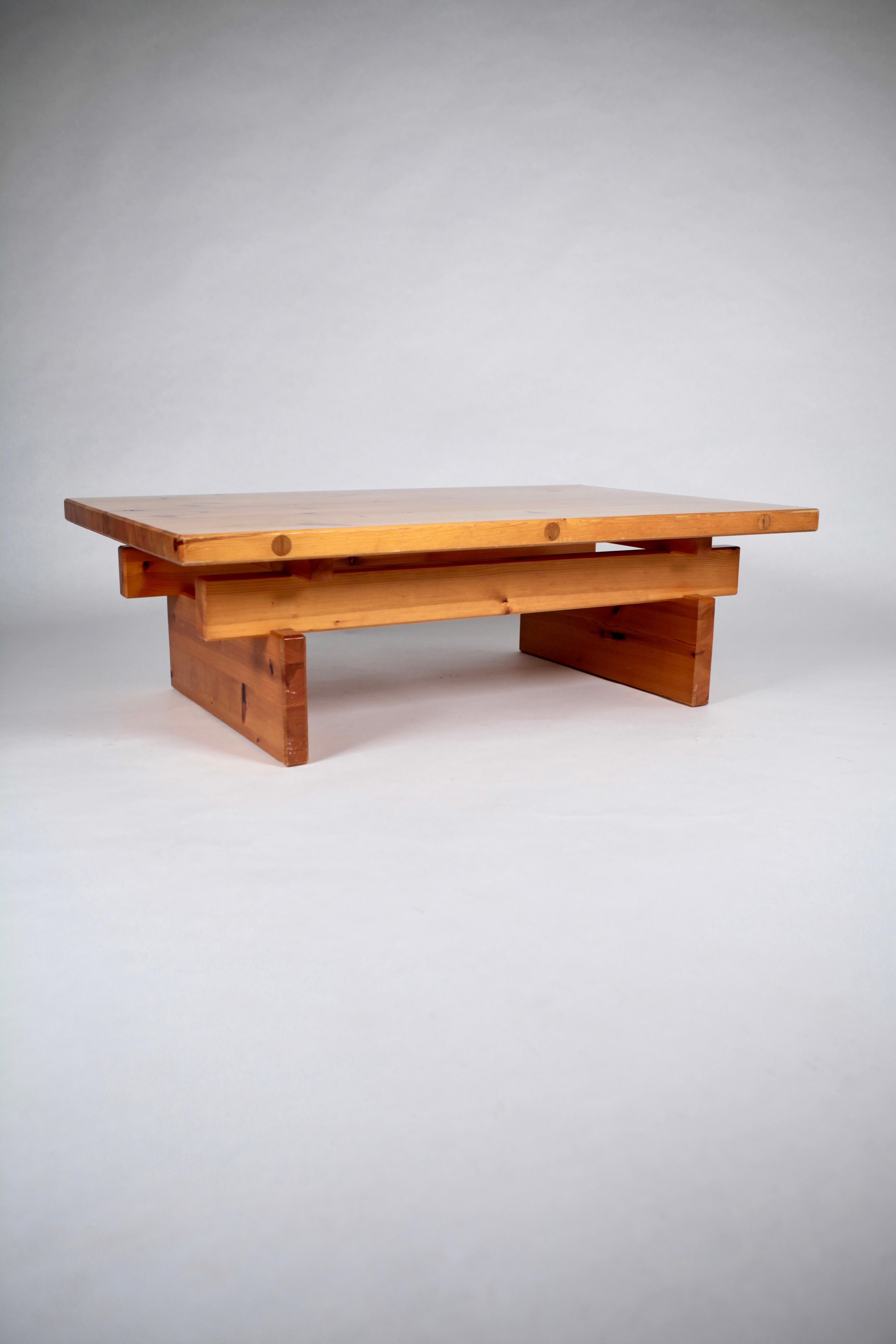 Scandinave moderne Table basse en pin massif Roland Wilhelmsson, exécutée par Timmermannen, 1973 en vente