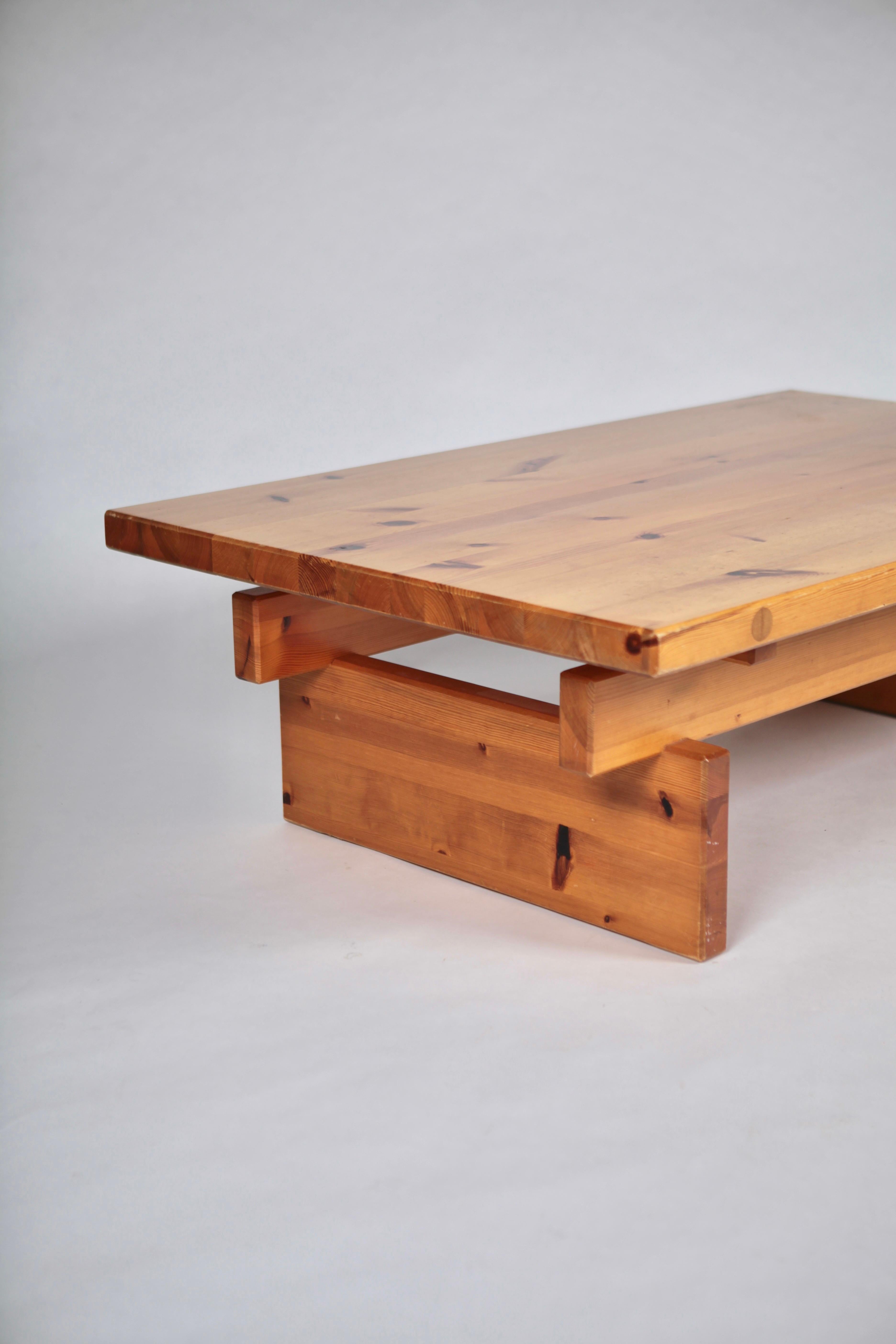 Roland Wilhelmsson, Coffee-Table in Solid Pine, Executed by Timmermannen, 1973 In Good Condition For Sale In Berlin, DE