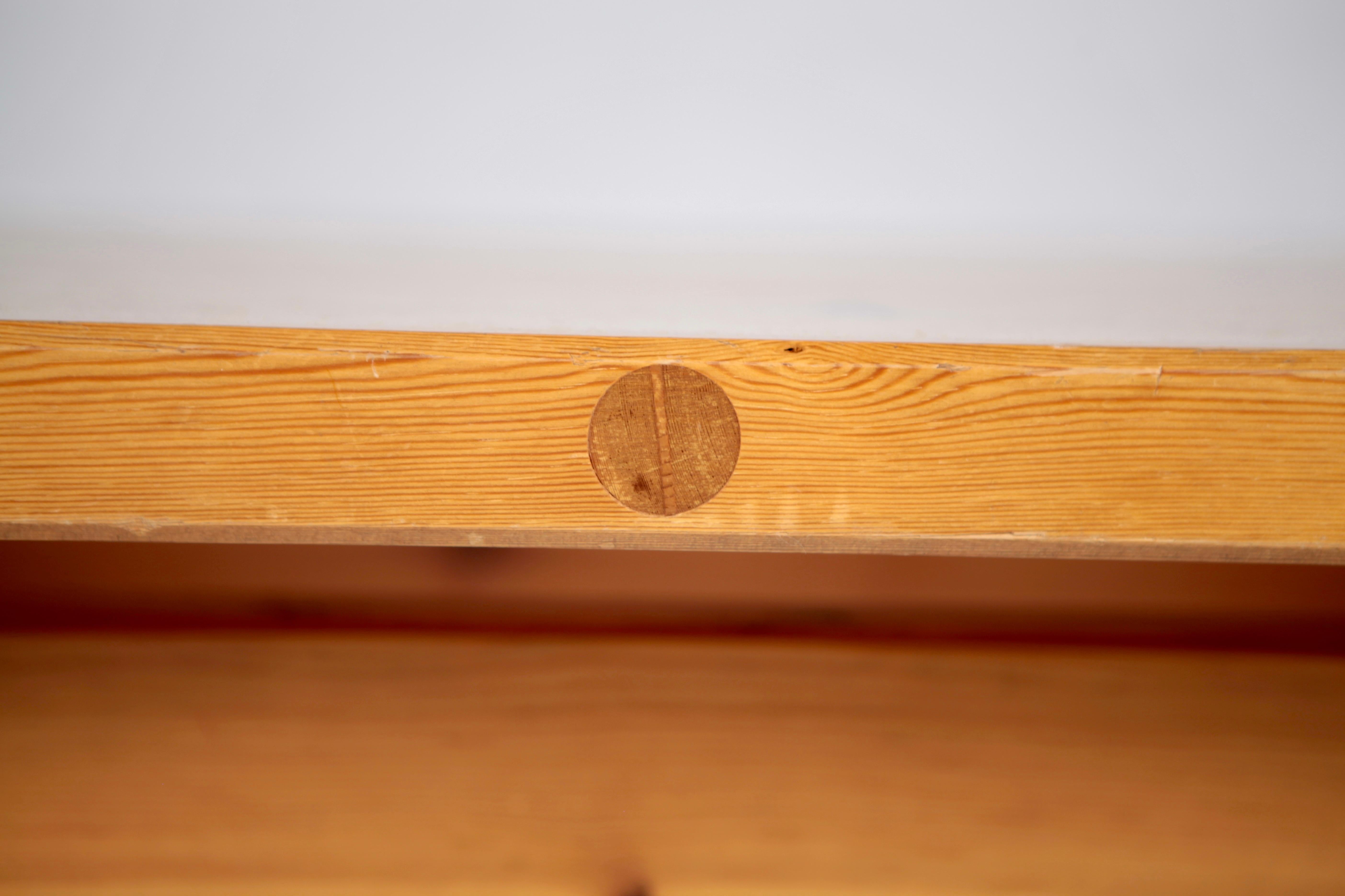 Table basse en pin massif Roland Wilhelmsson, exécutée par Timmermannen, 1973 en vente 2