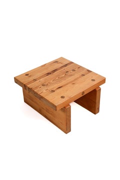 Roland Wilhelmsson coffee table model "Bamse" 1973 in solid pine.