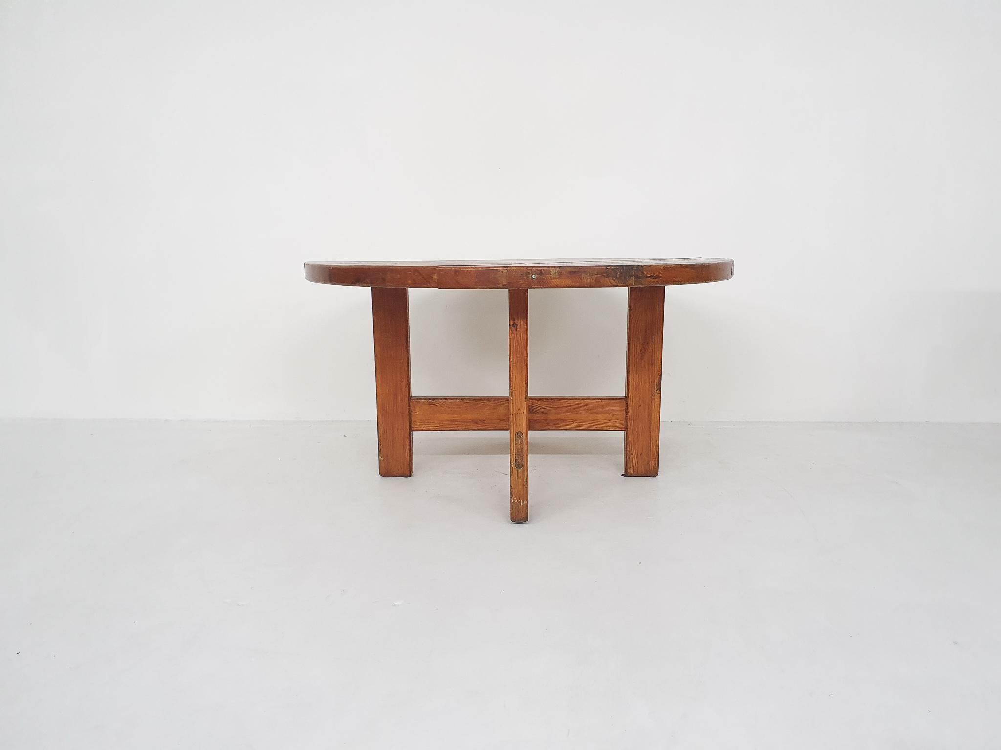 Table à manger ronde en bois de pin massif avec une croix entre les pieds. Conçu par Roland Wilhelmsson pour Karl Andersson et Soner à Huskvarna, en Suède
Marqué en dessous avec un autocollant.