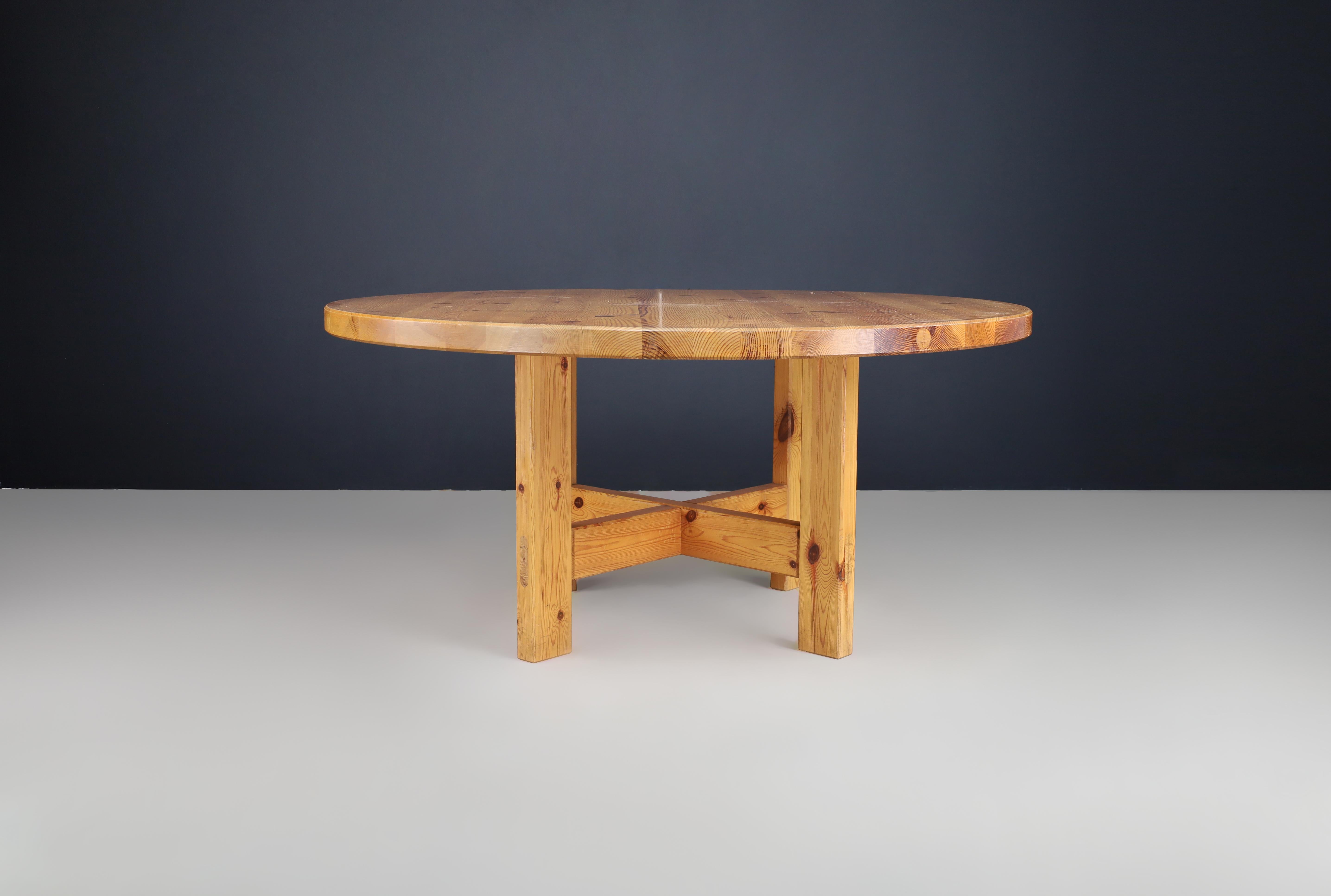 Roland Wilhelmsson for Karl Andersson & Söner Large Round Solid Pine Table Sweden 1970.

This is a massive Swedish pine dining table designed by Roland Wilhelmsson for Karl Andersson & Söner in the 1970s. The table has a round top ( dia 150 cm ) and