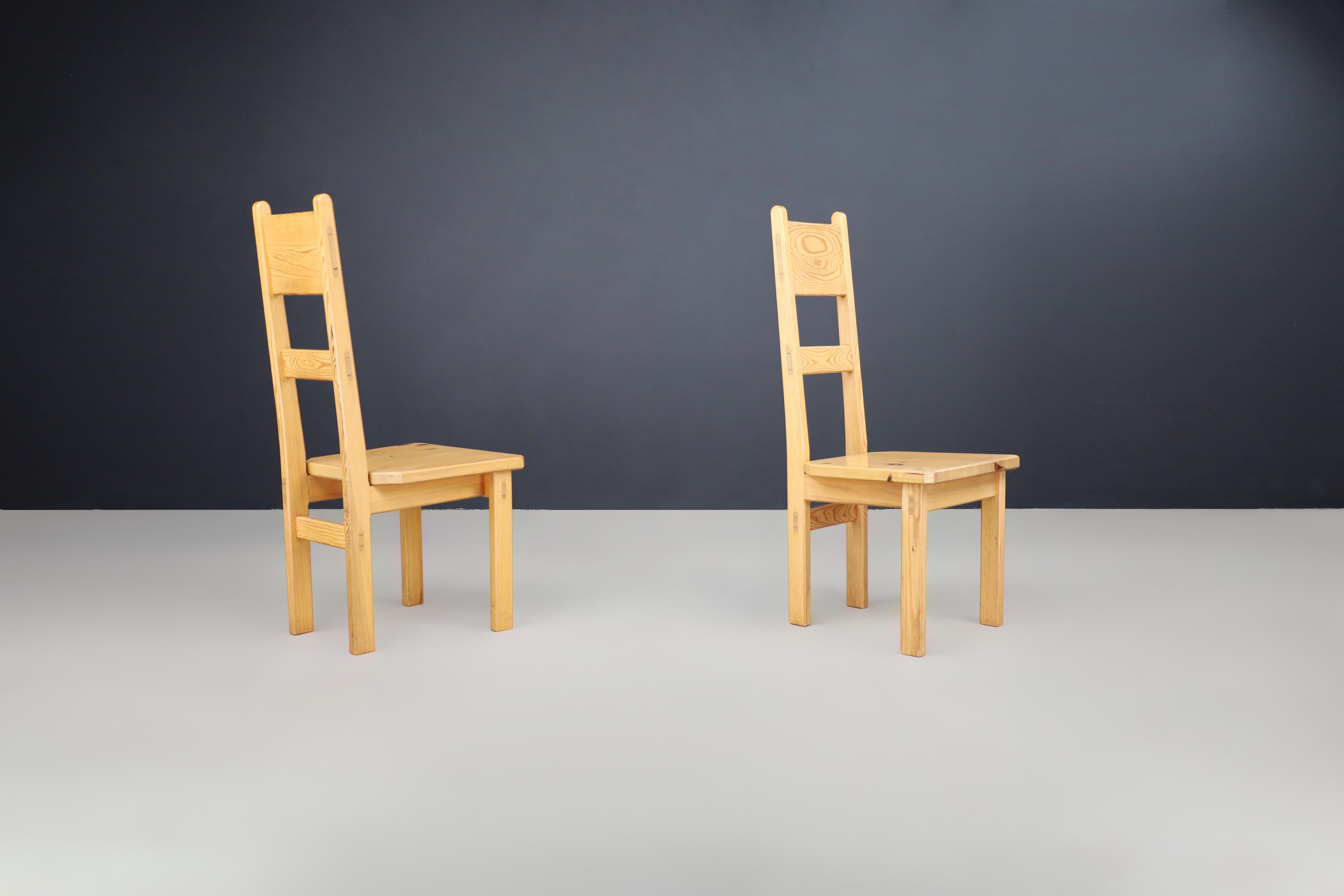 Set of two Roland Wilhelmsson for Karl Andersson & Söner Solid Pine Wood Chairs Sweden 1970s

These are a set of two solid pine chairs designed in the 1960s by Roland Wilhelmsson and manufactured by Karl Andersson & Söner. The chairs have square and
