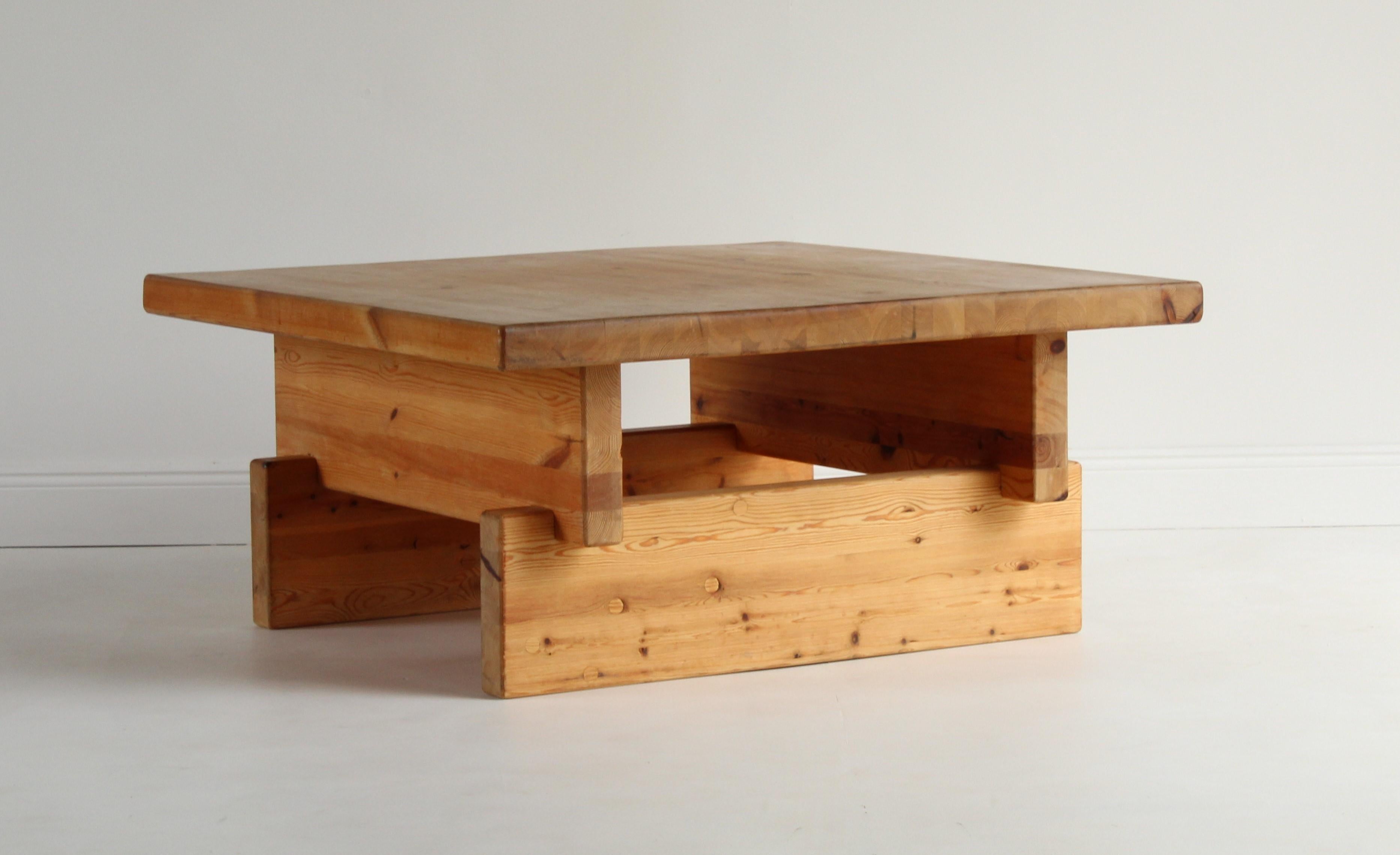 A modernist / minimalist studio coffee table. Designed by Roland Wilhelmsson. Most likely produced by Karl Andersson & Söner. Construction in sold pine blocks stacked on each other. 

Conceptually in the vein the Sportstuge-series by Axel Einar