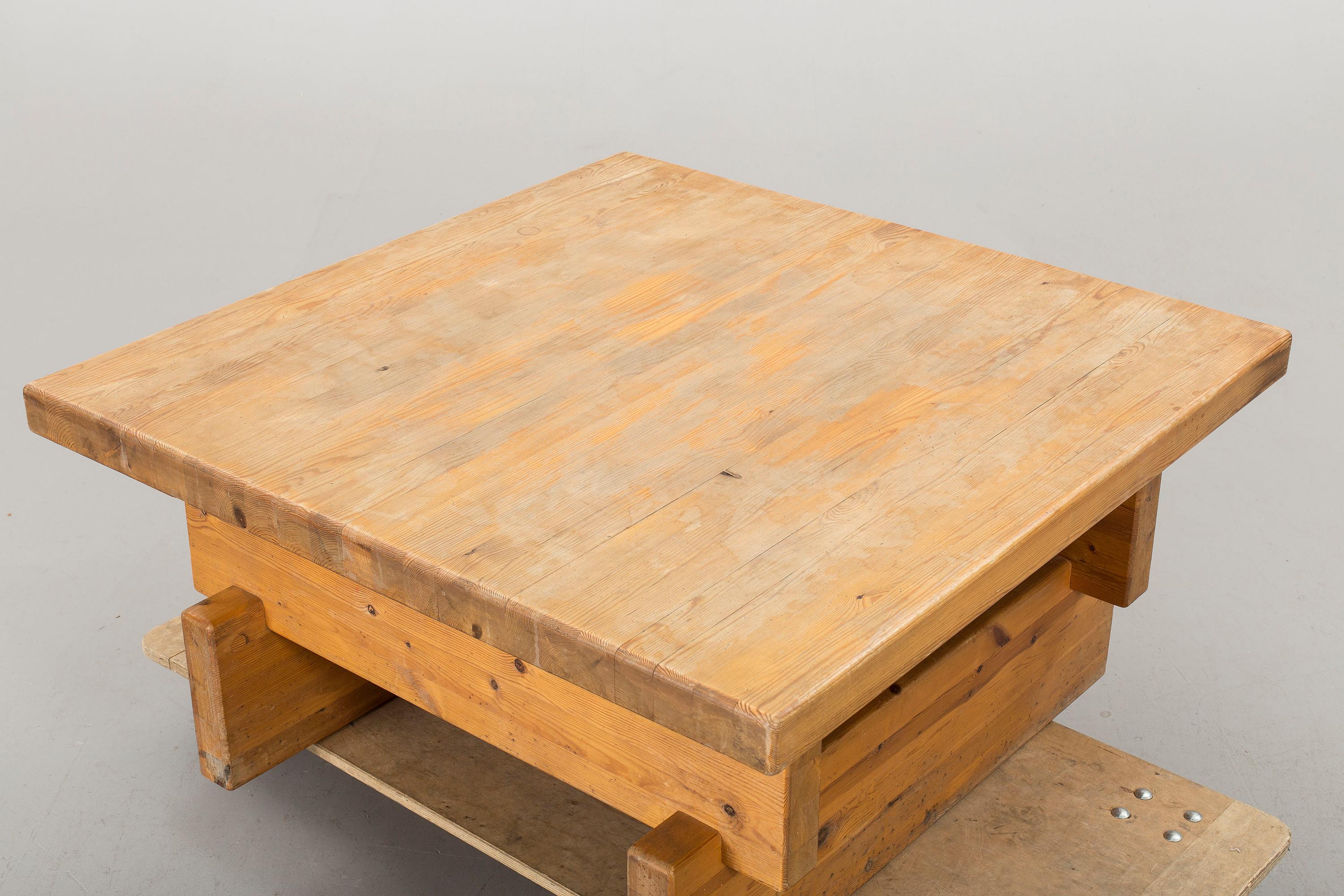 Roland Wilhelmsson, modernist coffee table, solid pine, Sweden, 1960s.

A modernist / Minimalist studio coffee table. 
Designed by Roland Wilhelmsson. 
Probably produced by Karl Andersson & Söner. 

Measures: H 17.92 in. x W 39.38 in. x D