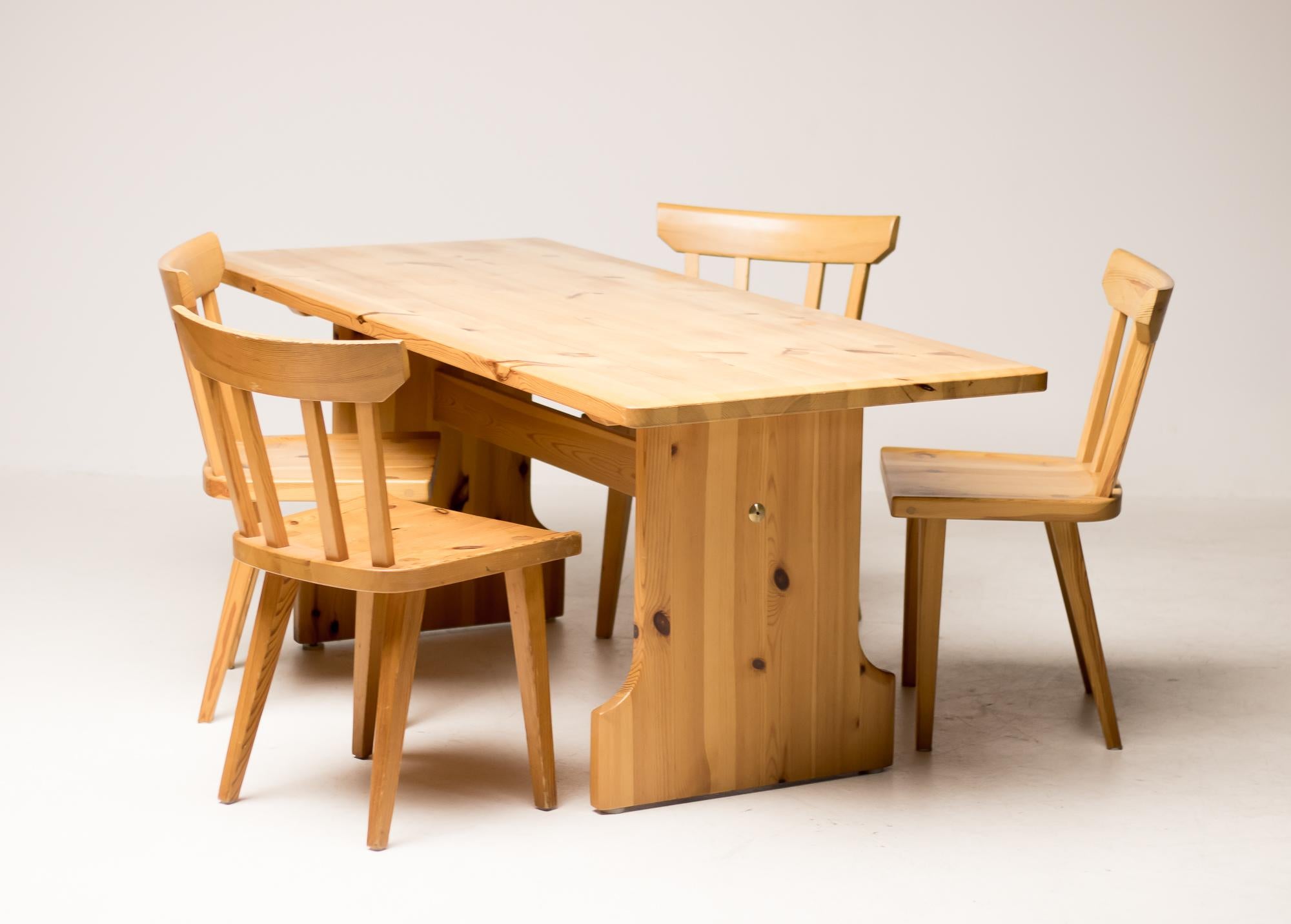 Table de salle à manger en pin massif du milieu du siècle dernier de la société suédoise Karl Andersson and Söner, conçue par Roland Wilhelmsson. Les chaises assorties sont disponibles séparément.
Cette table remarquable présente des détails
