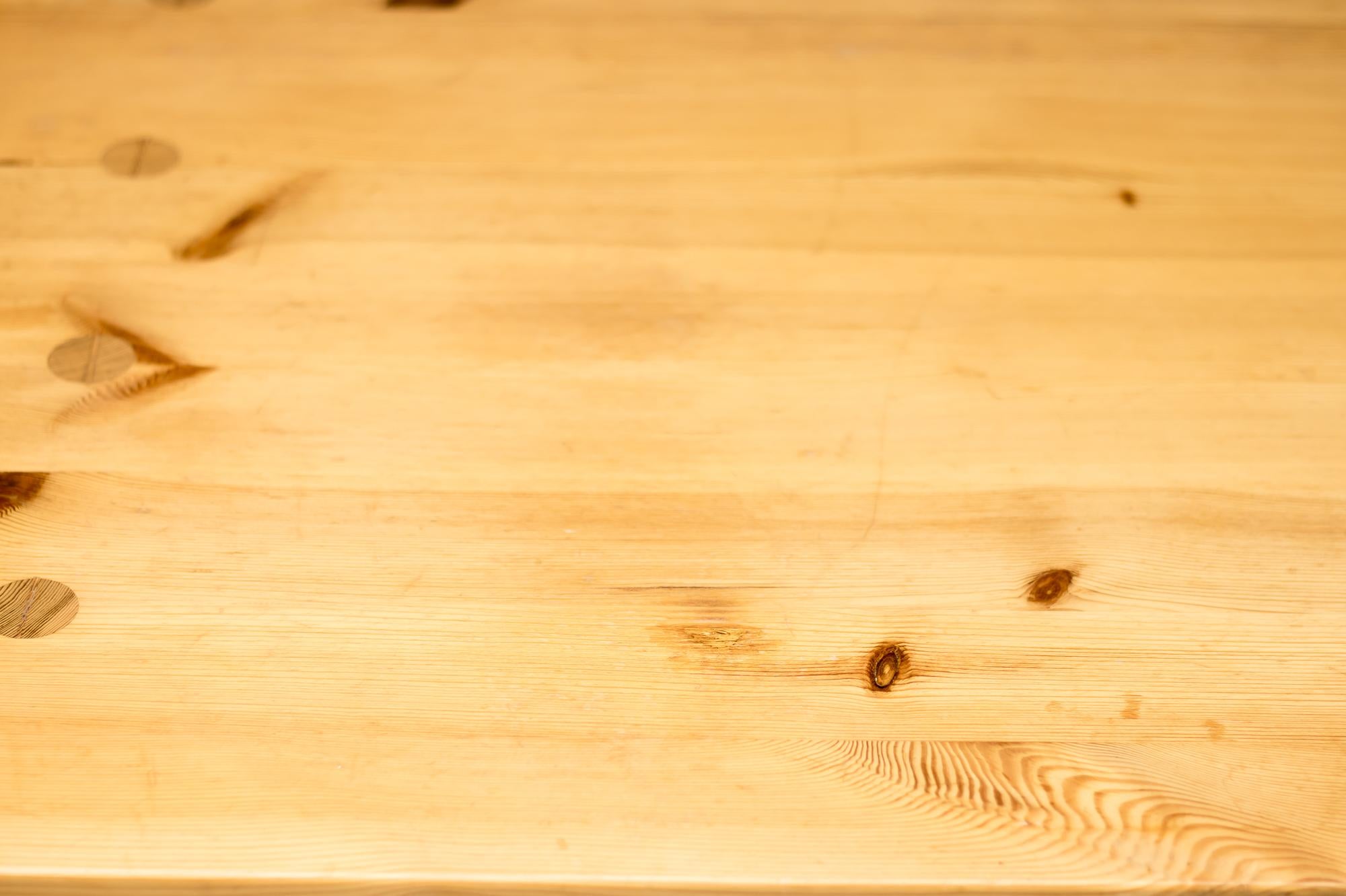Milieu du XXe siècle Table à manger scandinave du milieu du siècle dernier en pin de l'Oregon Roland Wilhelmsson en vente