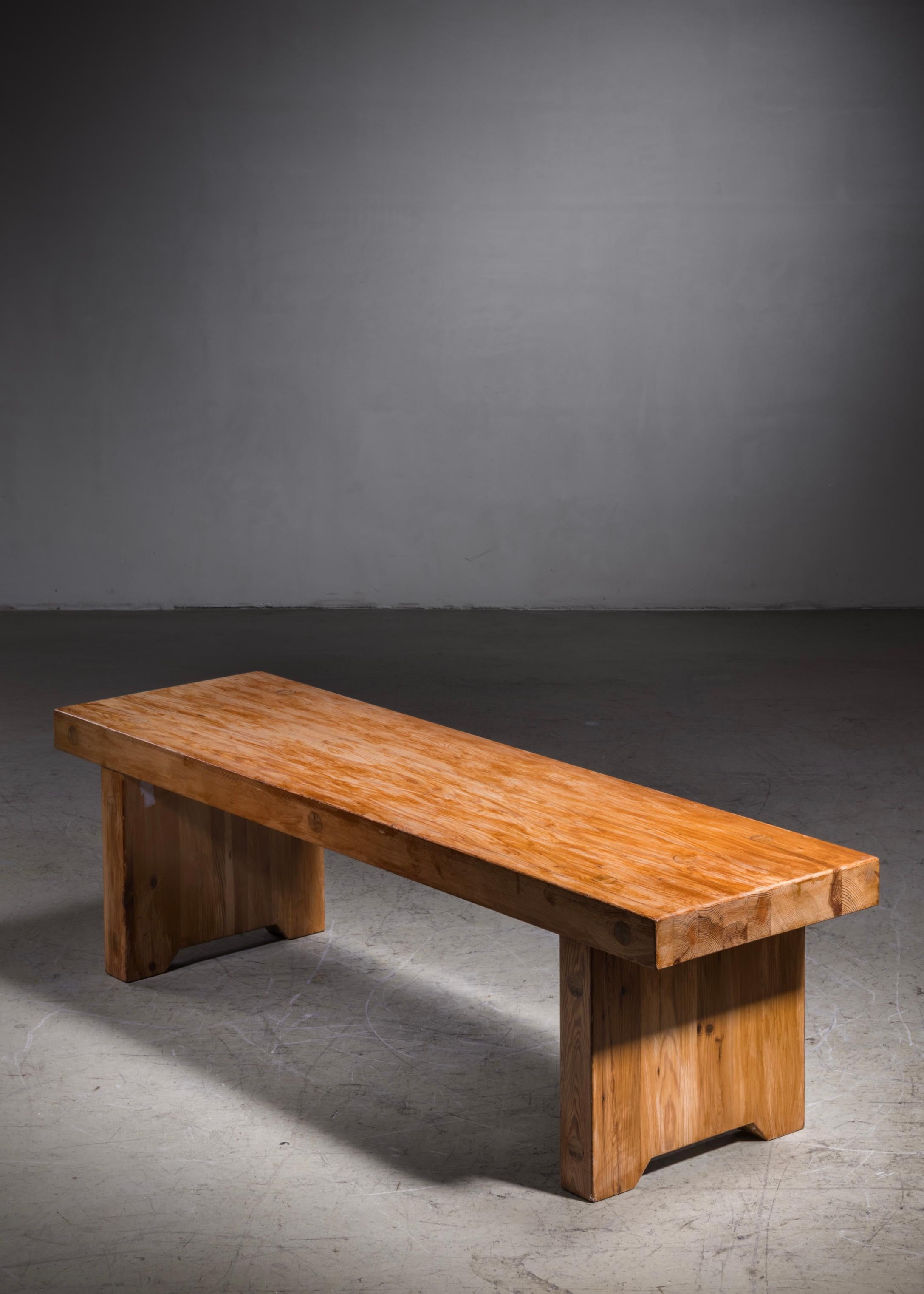 Roland Wilhelmsson pine bench, Sweden In Good Condition For Sale In Maastricht, NL