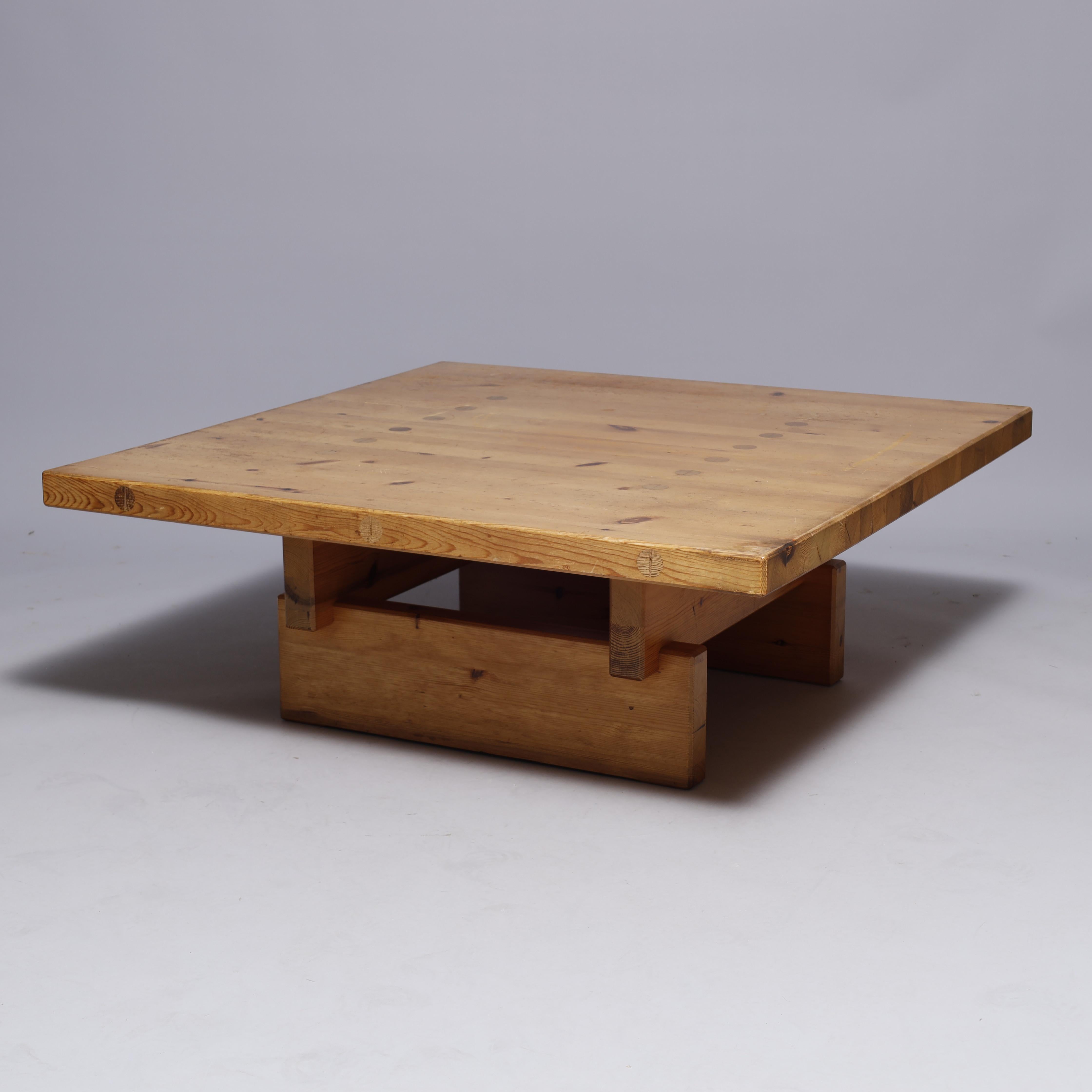 Roland Wilhelmsson Couchtisch aus Kiefernholz, Karl Andersson Sonar, Schweden, 1960er/70er Jahre.   Im Originalzustand mit altersbedingten Gebrauchsspuren.   Schneller Versand weltweit.



