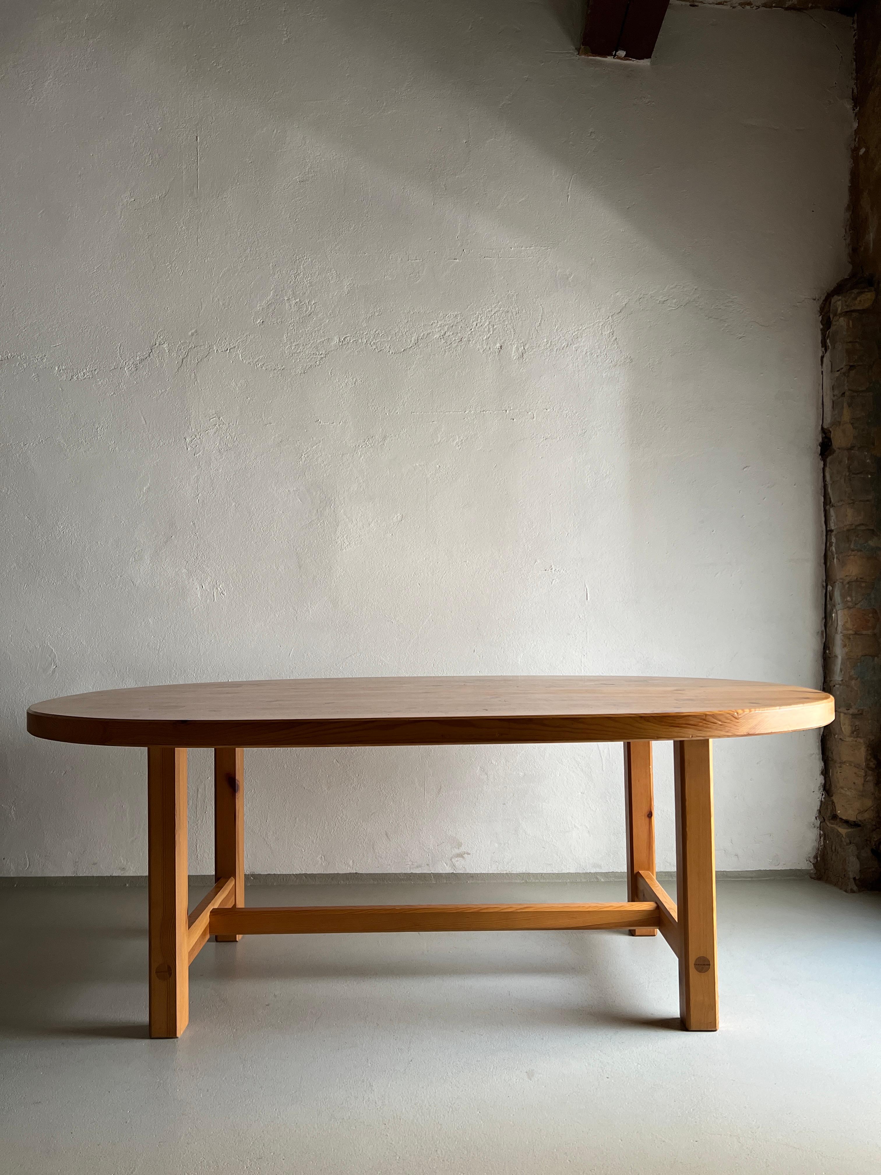 Table de salle à manger ovale en pin massif, conçue par Roland Wilhelmsson dans les années 1970.

Informations complémentaires :
Fabricant : AB Karl Andersson & Söner, Suède
Période : 1970s
Dimensions : H(table/plateau) : 70,5/6 cm, L : 190 cm, P :