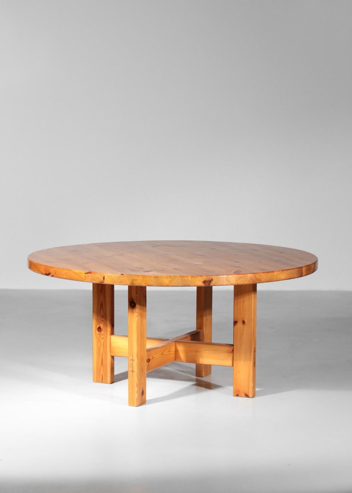 Large round table made of pine by Roland Wilhemsson.
Thickness to the top 5.5 cm.