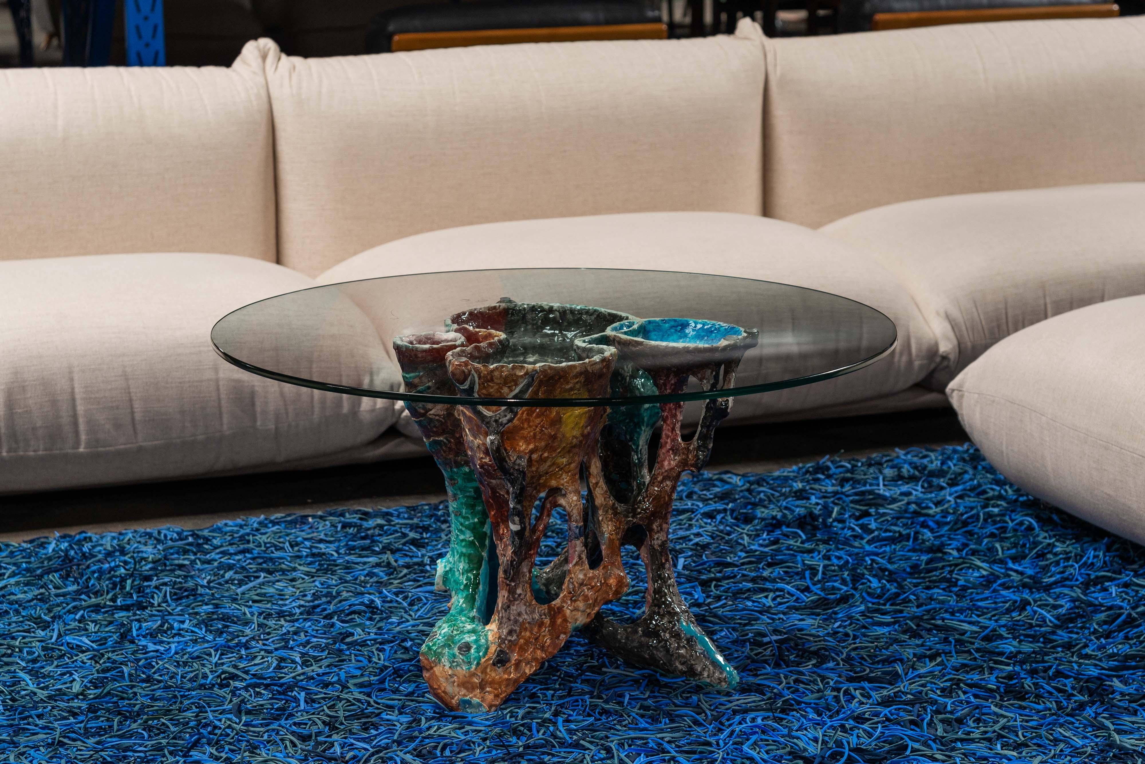 Étonnante table basse ou d'appoint conçue et fabriquée à la main par Rolando Hettner en Italie dans les années 1950. En céramique émaillée colorée, en forme de plante marine ou de corail. Depuis le haut, vous verrez deux cercles et une forme