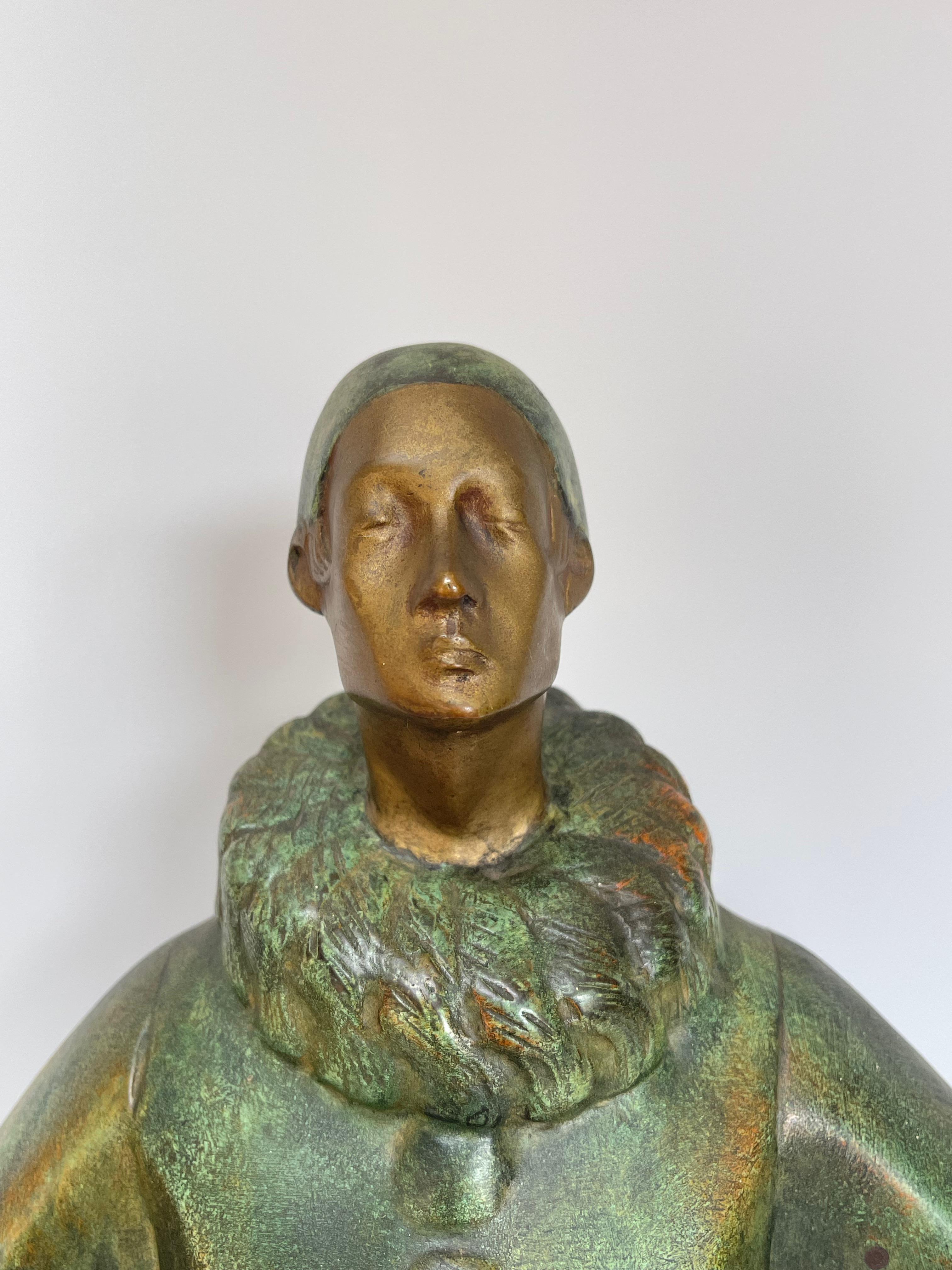 Art-déco-Bronze mit grüner und brauner Patina um 1930.
Clown aus Bronze auf Marmorsockel von Portor.
Unterzeichnet von Roland Paris auf dem Damm.
Hinweise auf Mikrokratzer auf dem Marmor.
Gesamthöhe: 53cm
Sockel: 13cm x 46,5cm
Gewicht: 16