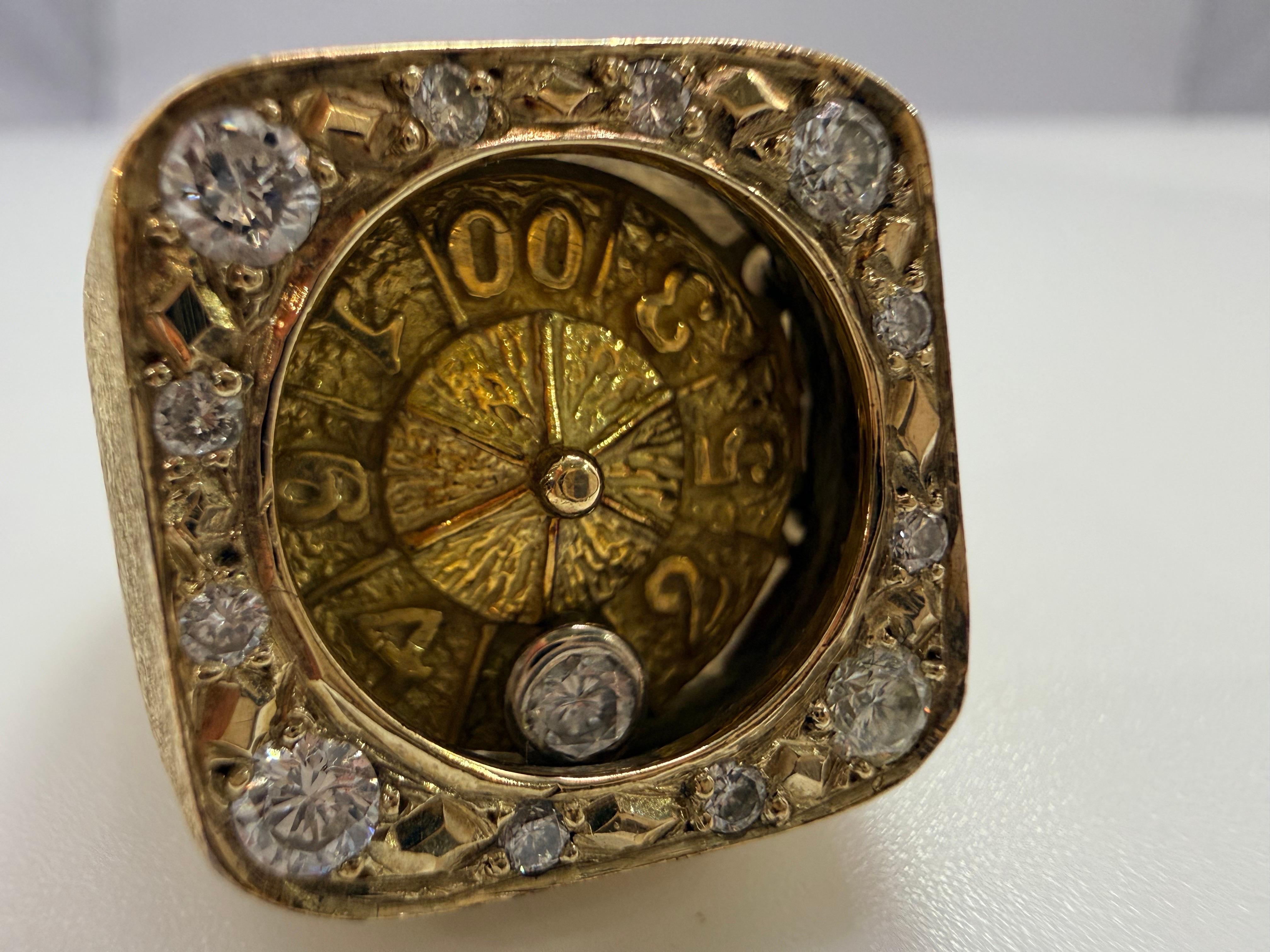 Une superbe bague de casino artistique avec une touche d'originalité ! Bague de roulette composée d'une bille mobile en or 14KT pesant 28 grammes et 0,45 carats de diamant de pureté VS-SI et de couleur G-H.  Taille 8 et peut être