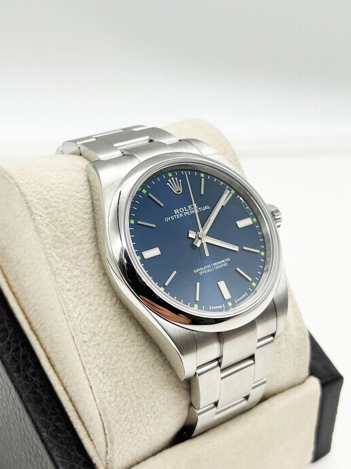 Stilnummer: 114300

Seriennummer: 5M030***

Jahr: 2015-Jetzt 

Modell: Oyster Perpetual 

MATERIAL des Gehäuses: Rostfreier Stahl 

Band: Rostfreier Stahl  

Lünette: Edelstahl  Glatte Lünette 

Zifferblatt: Blau

Gesicht: Saphirglas 

Gehäusegröße: