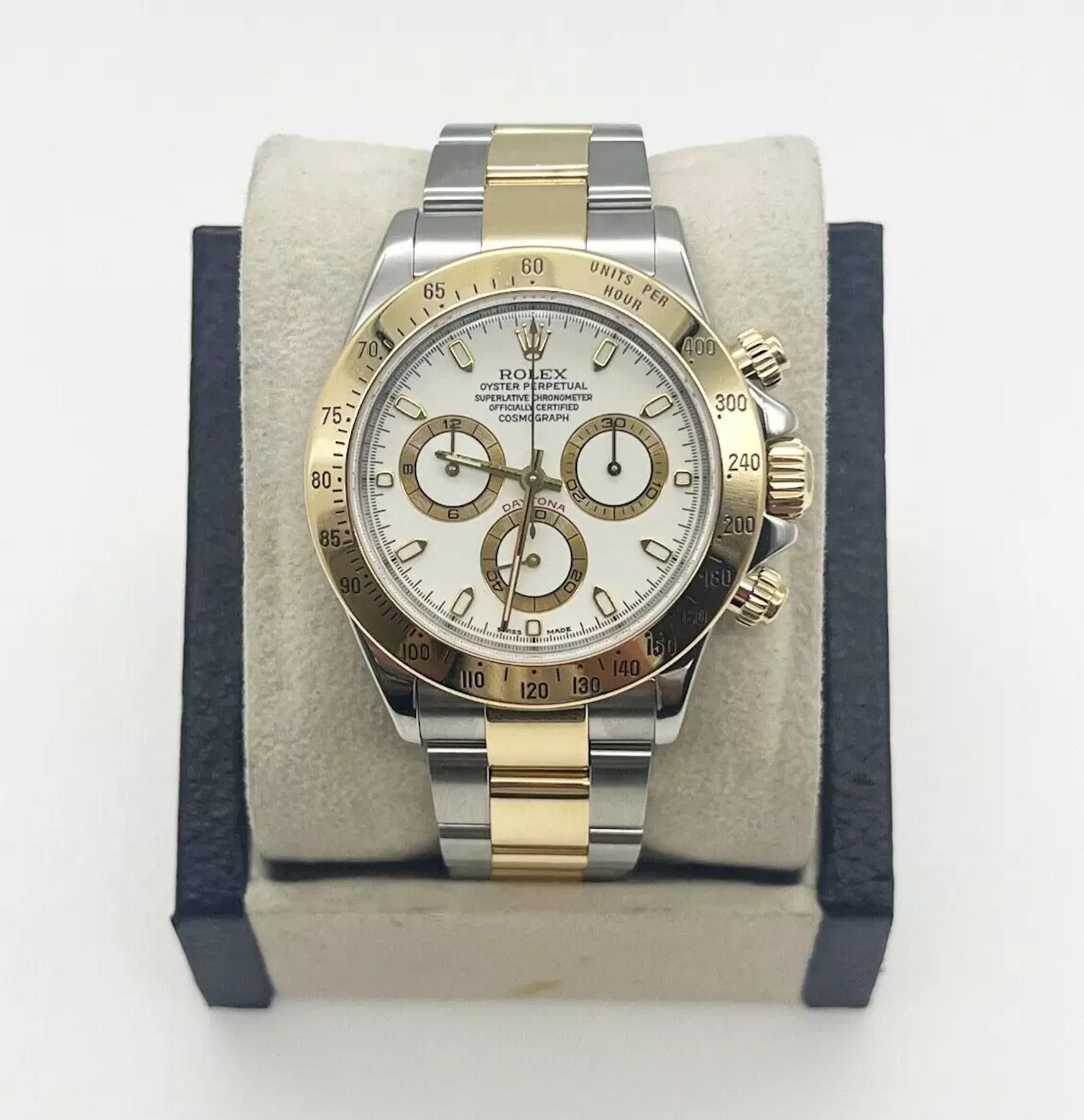 Stil Nummer: 116523

Seriennummer: K382***

Jahr: 2001

Modell: Daytona

MATERIAL des Gehäuses: Rostfreier Stahl 

Band: 18K Gelbgold & Edelstahl 

Lünette: 18K Gelbgold 

Zifferblatt: Weiß 

Gesicht: Saphirglas 

Gehäusegröße: 40mm 

Enthält:
