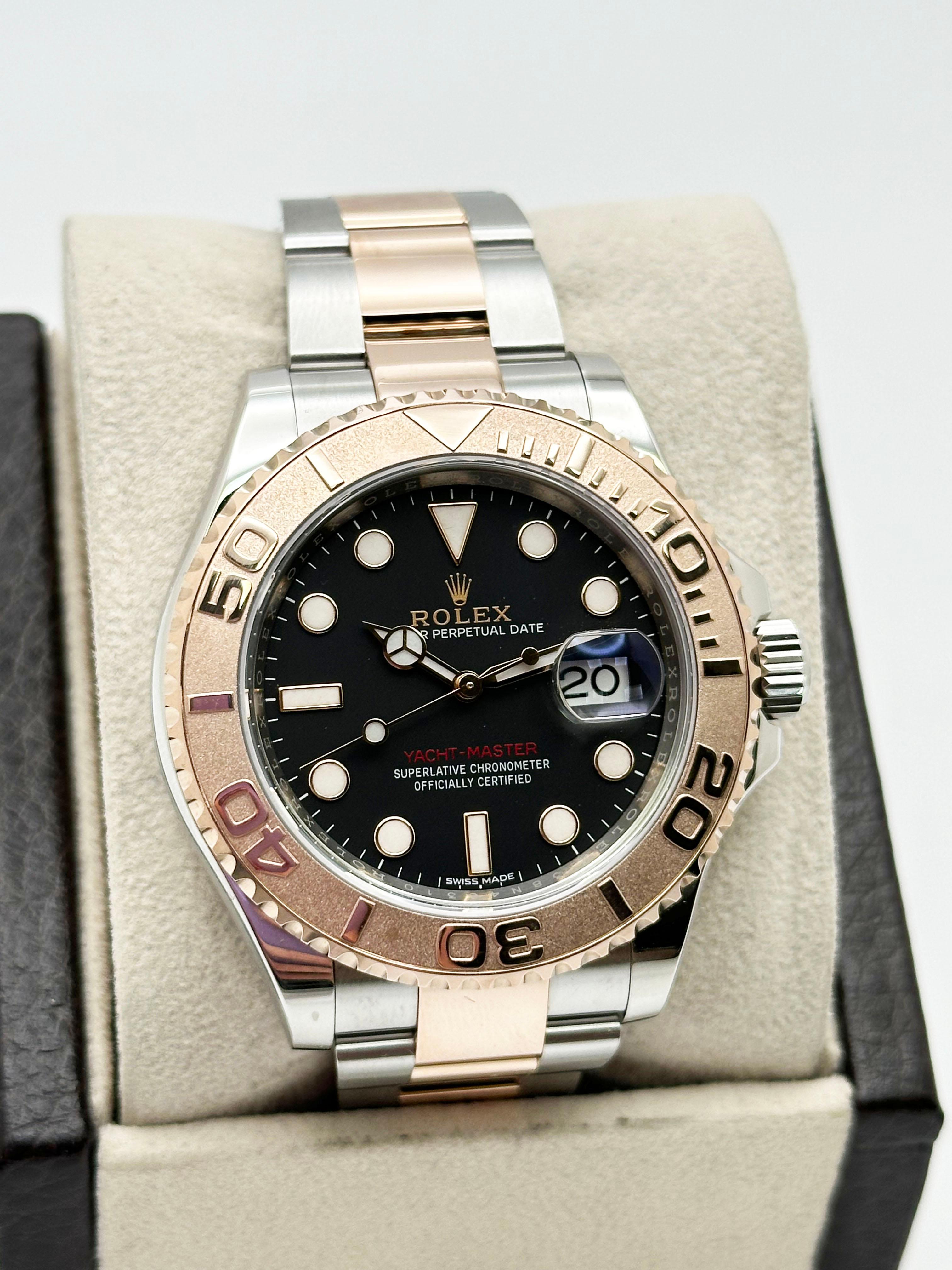 Stilnummer: 116621



Seriennummer: 38N46***



Jahr: 2018

 

Modell: Yacht Master 

 

MATERIAL des Gehäuses: Rostfreier Stahl

 

Band: 18K Rose Gold & Edelstahl 

 

Lünette: 18K Rose Gold 

 

Zifferblatt: Schwarzes Zifferblatt 

 

Gesicht: