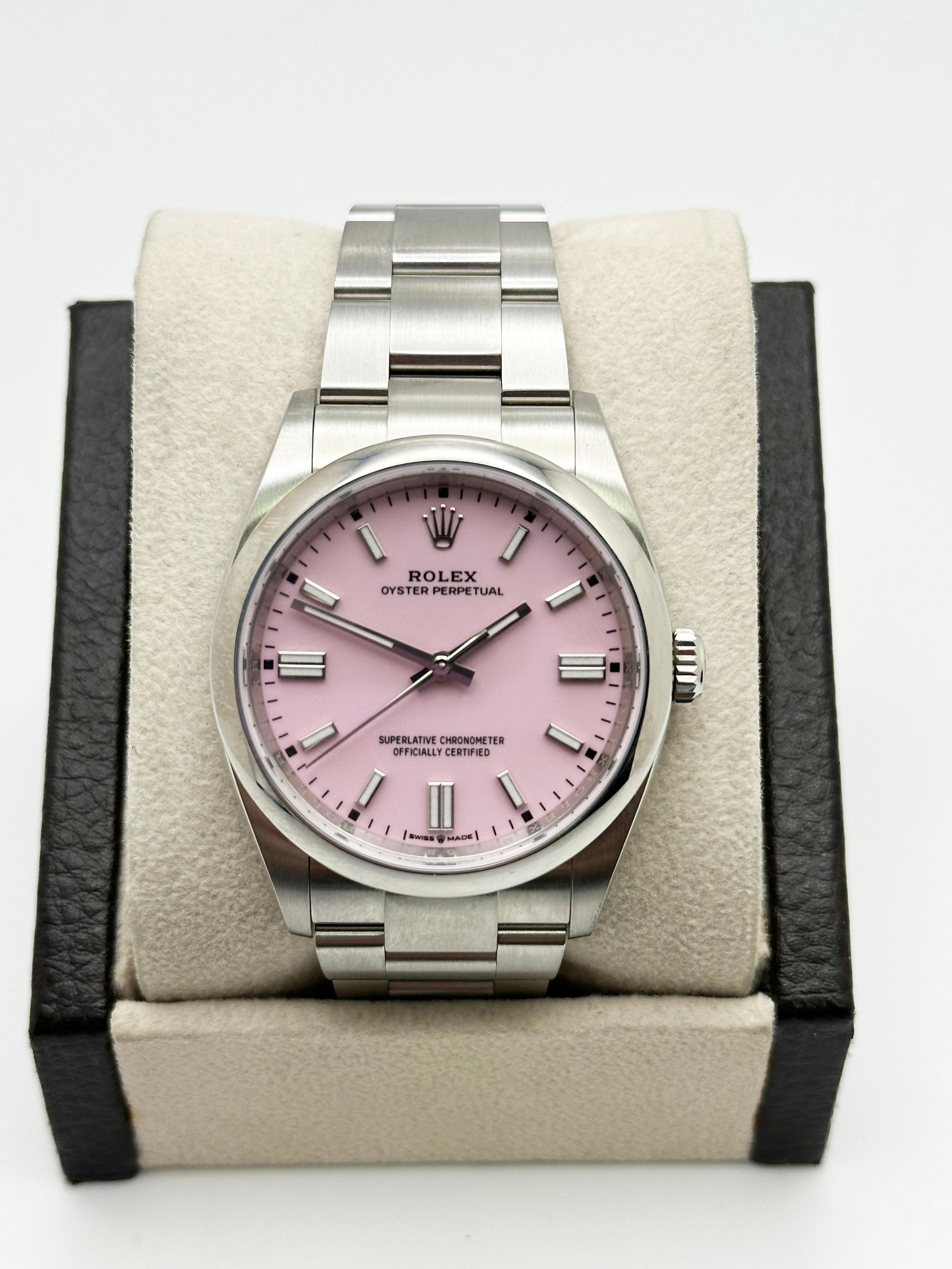 Número de estilo: 126000



De serie: M9858***



Año: 2023

 

Model No: Oyster Perpetual 

 

Material de la caja: Acero inoxidable 

 

Banda: Acero inoxidable 

 

Bisel: Acero inoxidable 

 

Esfera: Rosa caramelo

 

Cara: Cristal de zafiro 

